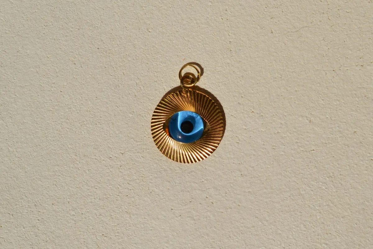 Pendentif œil protecteur en or jaune 18 carats et pierre bleue made by 58 Facettes