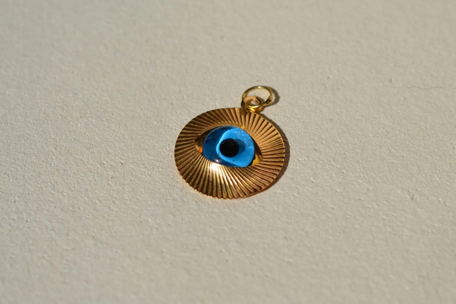 Pendentif œil protecteur en or jaune 18 carats et pierre bleue sold by 58 Facettes product image thumbnail 2