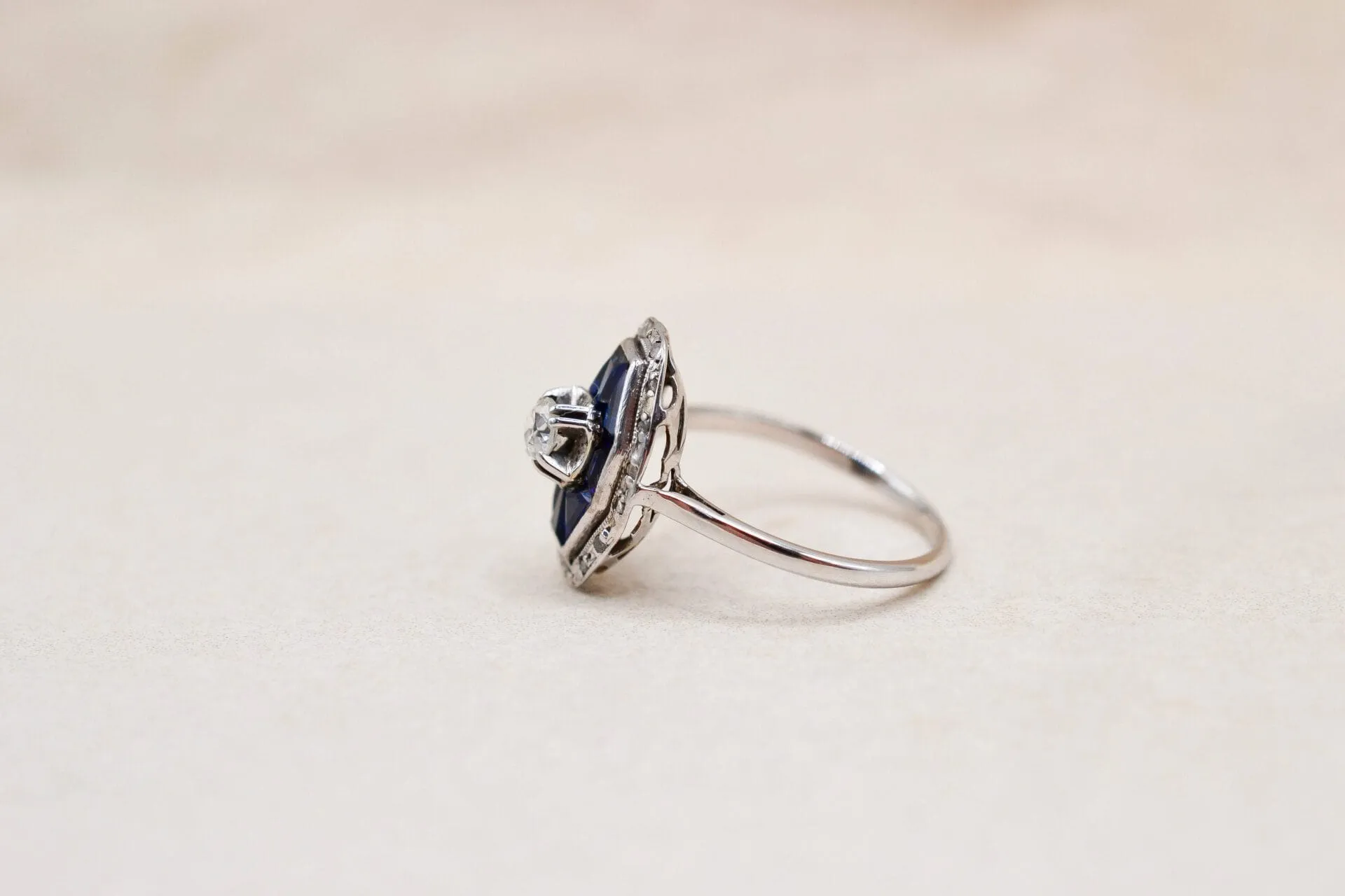 Art déco - Bague octogonale en or blanc, diamants et saphirs sold by 58 Facettes product image thumbnail 4
