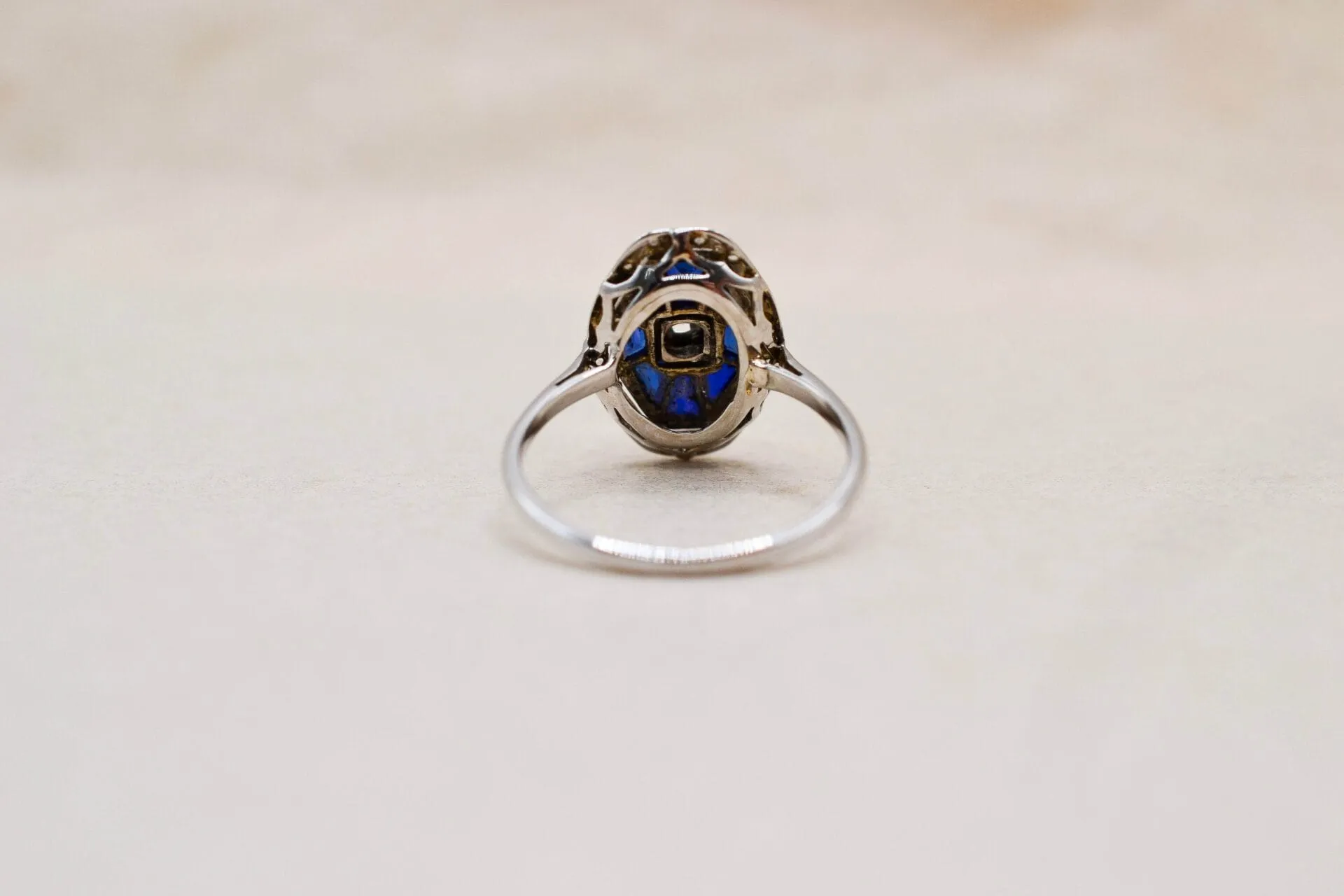 Art déco - Bague octogonale en or blanc, diamants et saphirs sold by 58 Facettes product image thumbnail 5