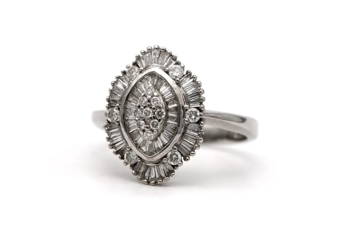 Bague contemporaine en or blanc 18 carats, diamants baguette et brillants made by 58 Facettes