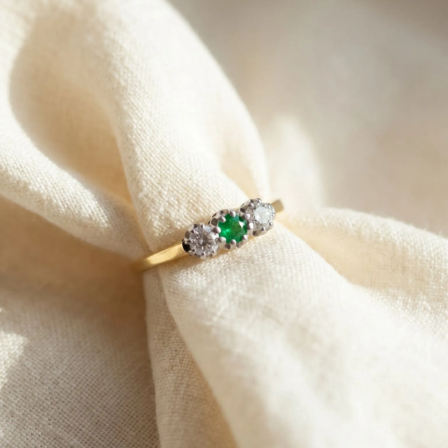 Bague vintage en or jaune 585 avec émeraude et diamants sold by 58 Facettes product image thumbnail 5