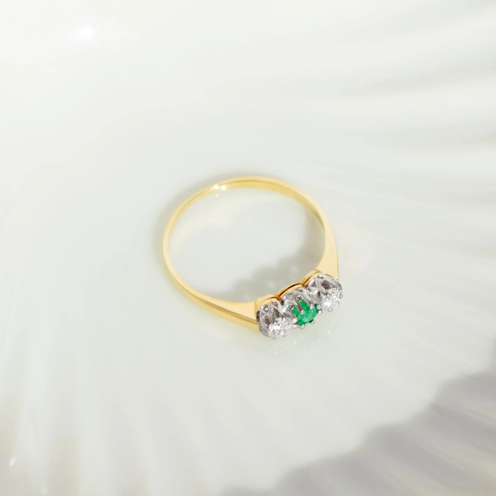 Bague vintage en or jaune 585 avec émeraude et diamants sold by 58 Facettes product image thumbnail 3