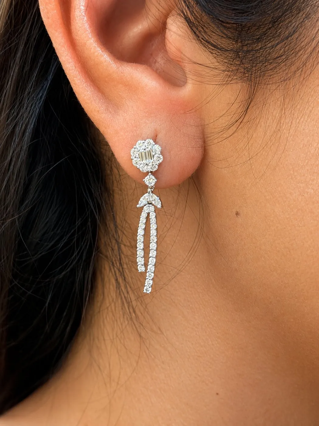 Boucles d’oreilles fleurs en or blanc et diamants sold by 58 Facettes