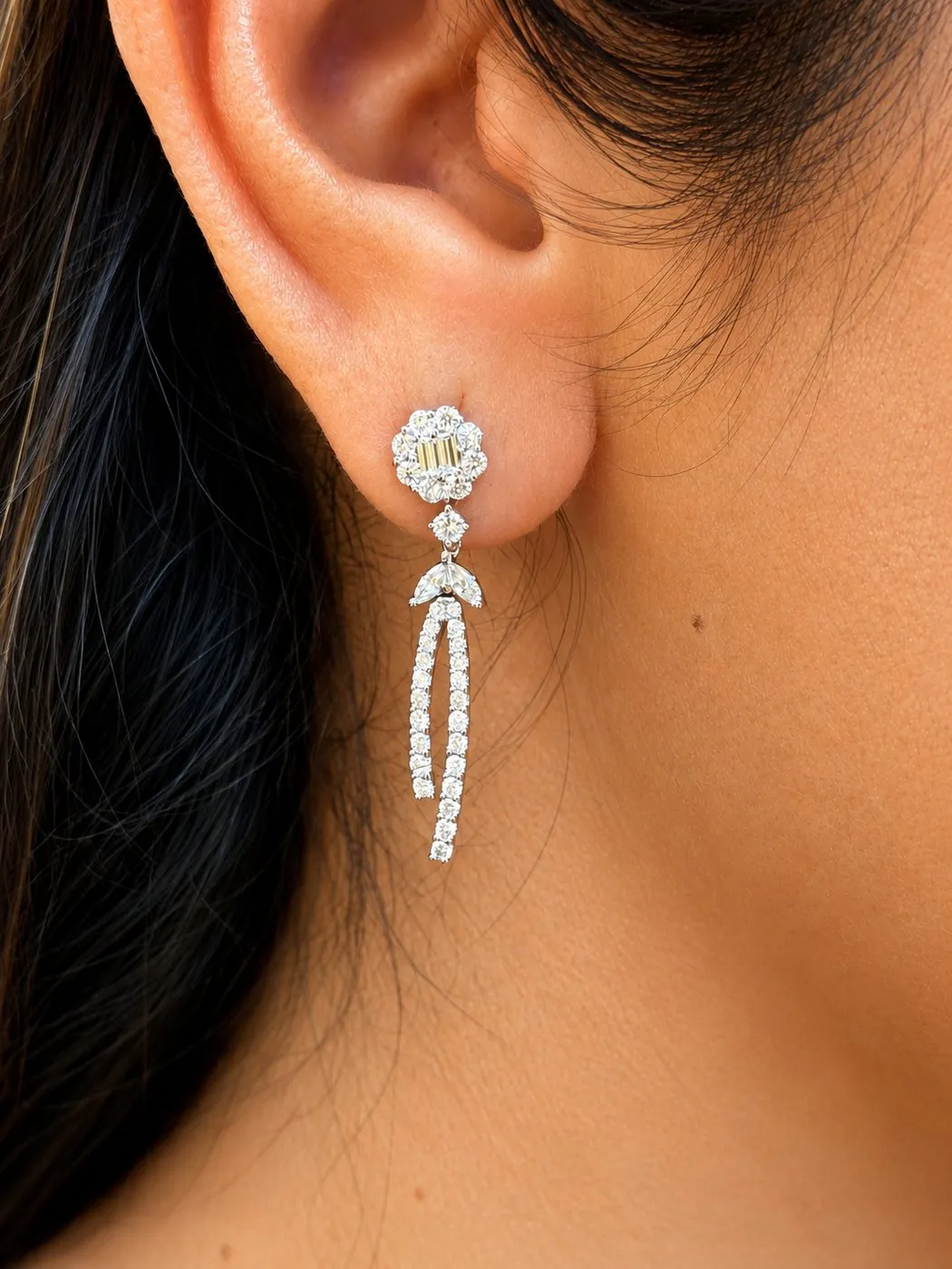 Boucles d’oreilles fleurs en or blanc et diamants sold by 58 Facettes product image thumbnail 2