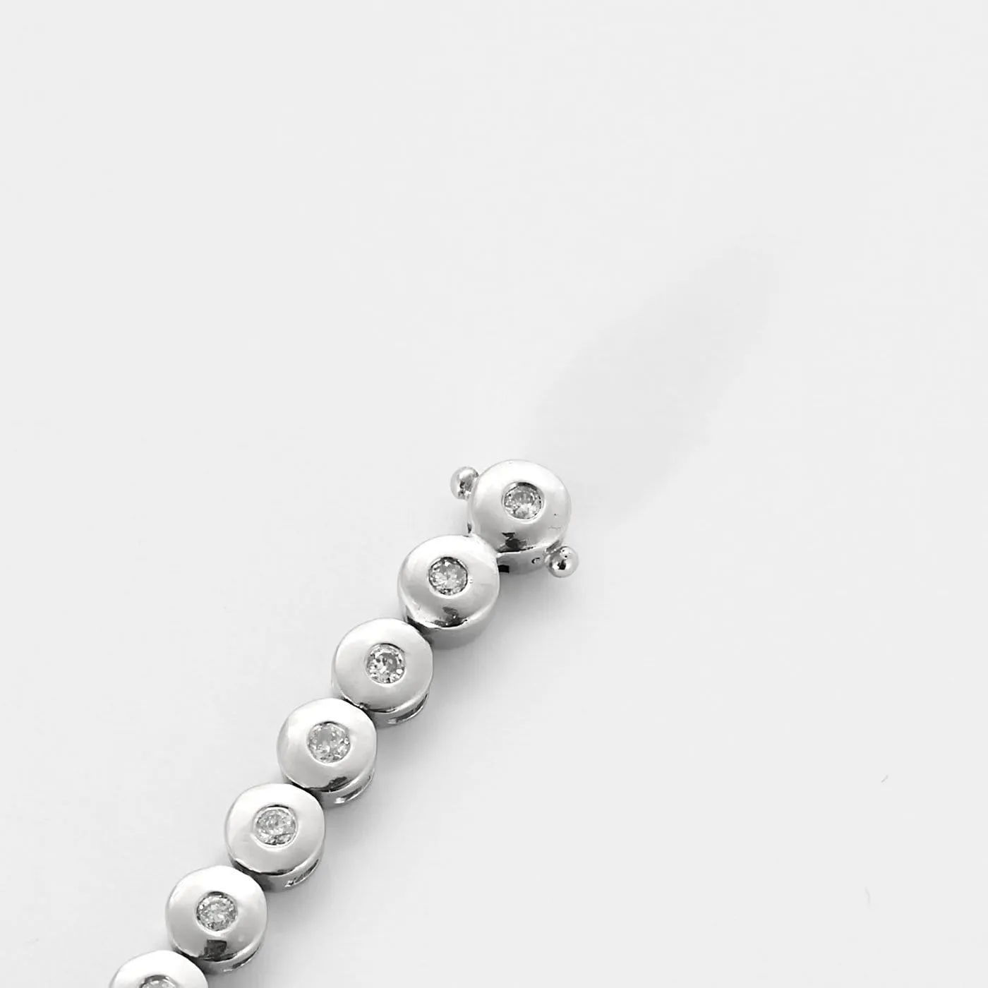 Bracelet ligne en or blanc et diamants sold by 58 Facettes product image thumbnail 4