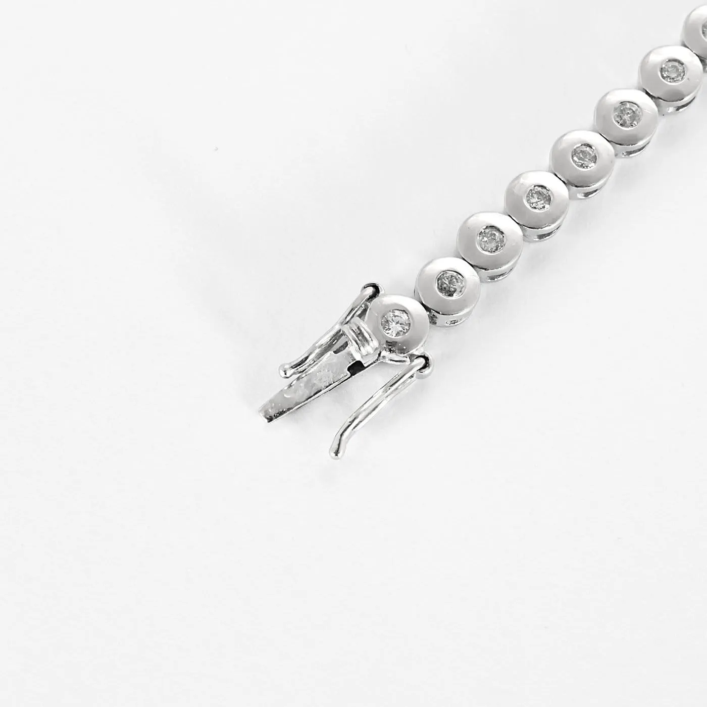 Bracelet ligne en or blanc et diamants sold by 58 Facettes product image thumbnail 5