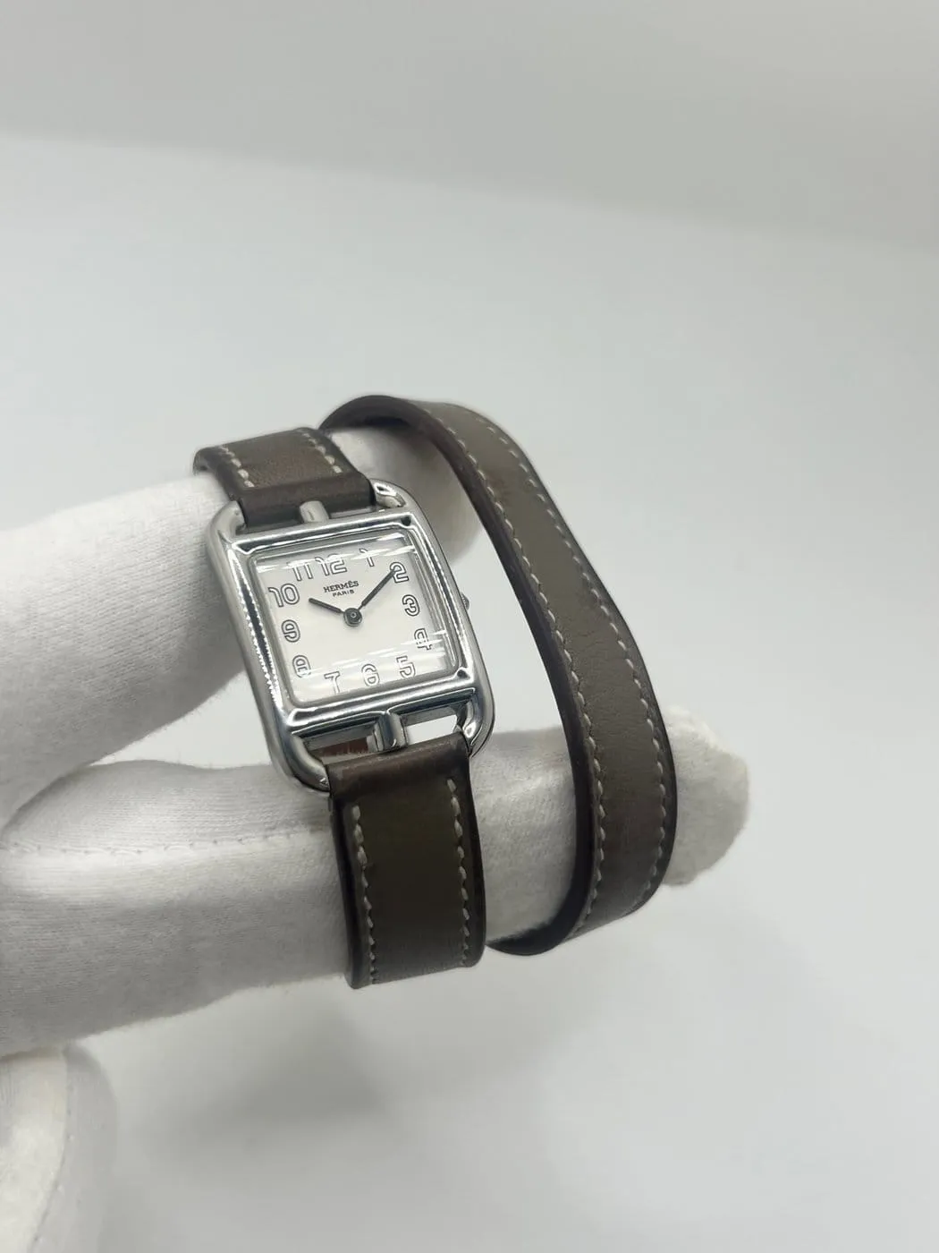 Hermès Cape Cod - Montre en acier bracelet cuir sold by 58 Facettes product image thumbnail 3