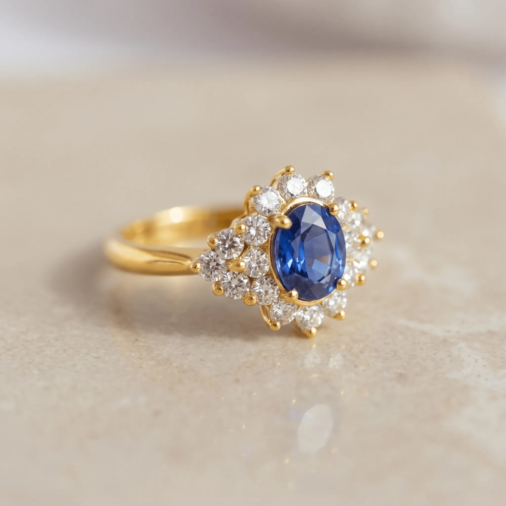Bague en or jaune avec saphir et diamants sold by 58 Facettes product image thumbnail 3