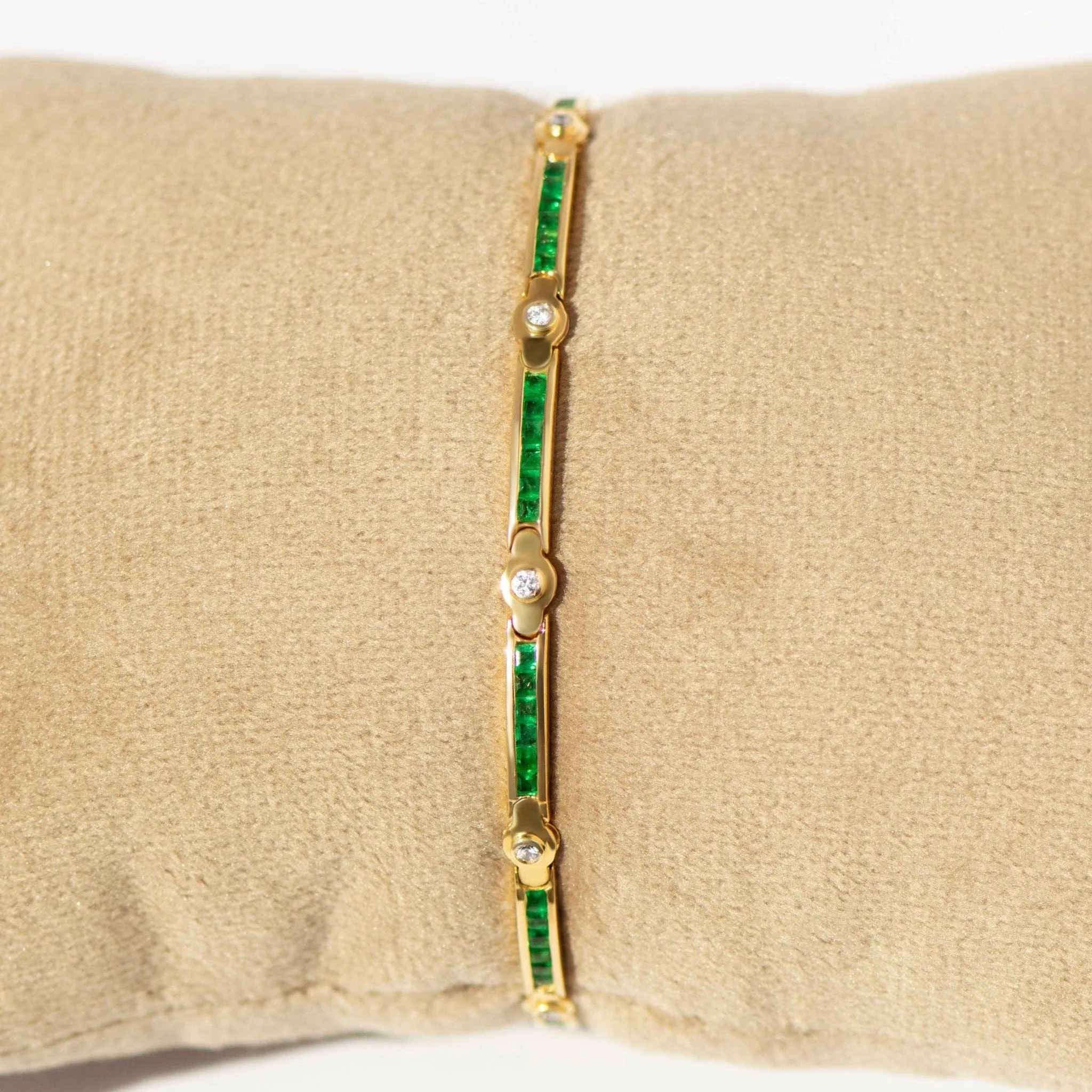 Bracelet tennis en or jaune avec émeraudes et diamants sold by 58 Facettes product image thumbnail 3