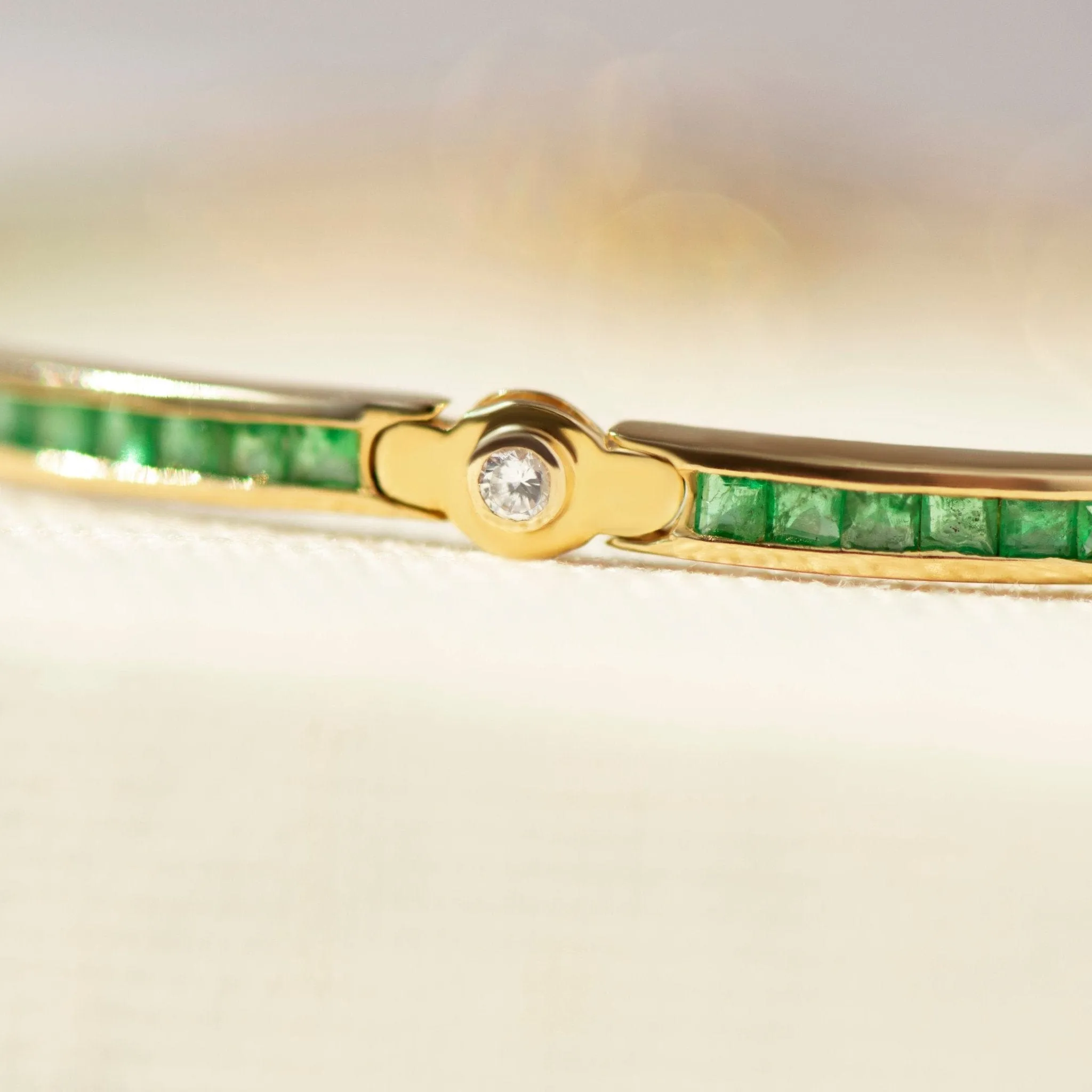 Bracelet tennis en or jaune avec émeraudes et diamants sold by 58 Facettes product image thumbnail 4