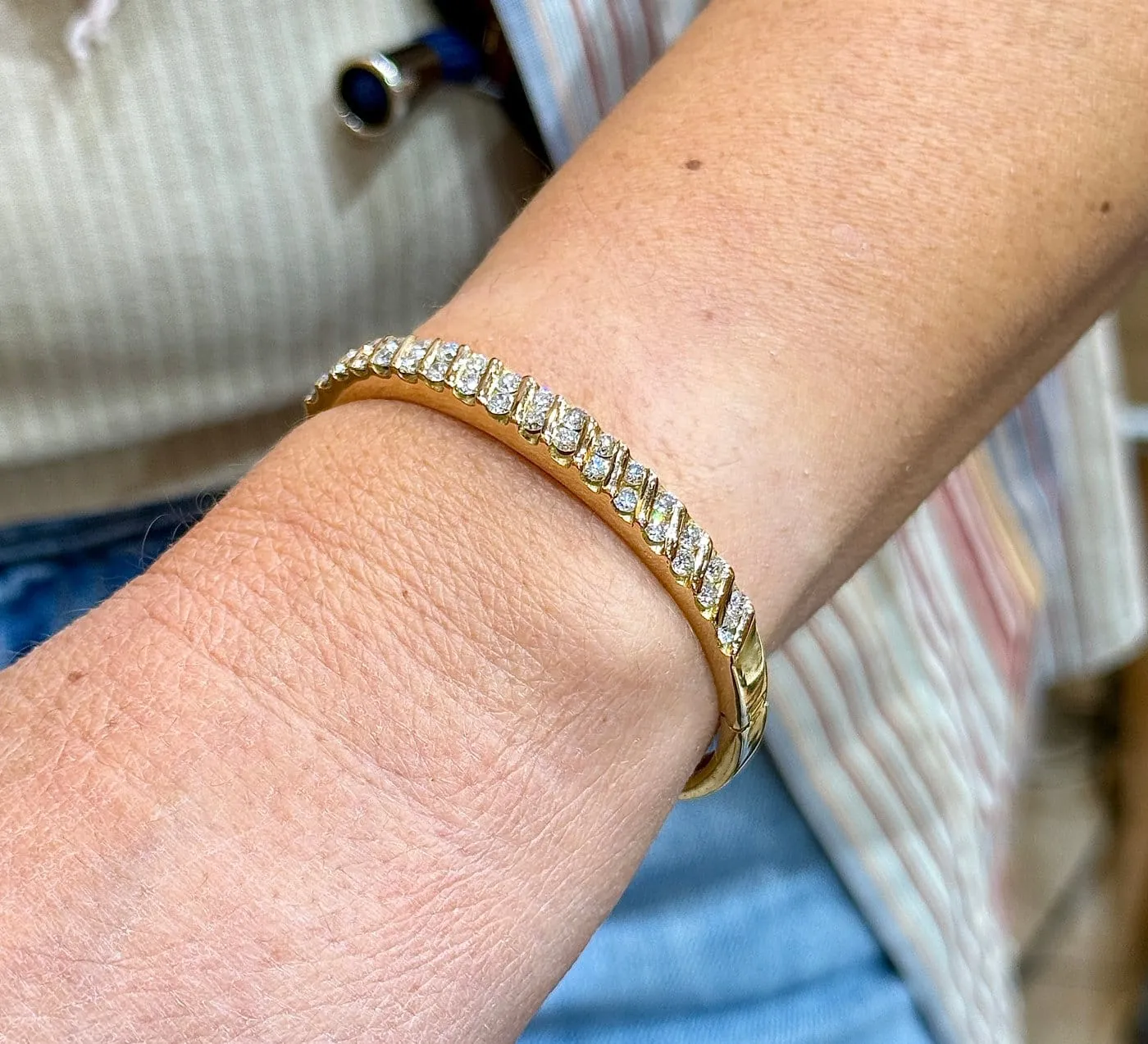 Bracelet jonc ouvrant en or jaune 18 carats et diamants sold by 58 Facettes product image thumbnail 5