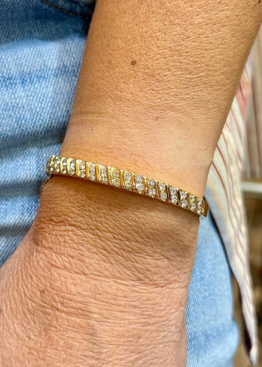Bracelet jonc ouvrant en or jaune 18 carats et diamants sold by 58 Facettes product image thumbnail 2