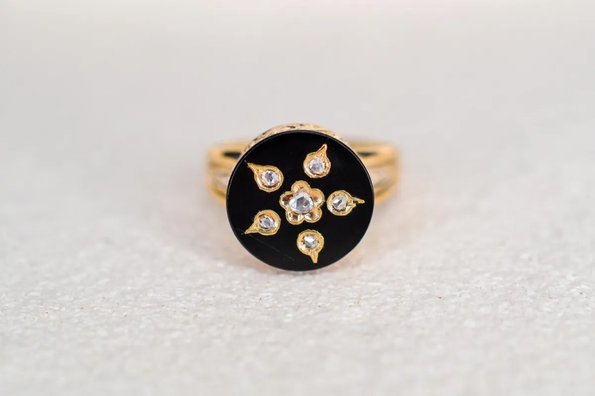 Bague ciselée en or jaune, onyx et diamants made by 58 Facettes