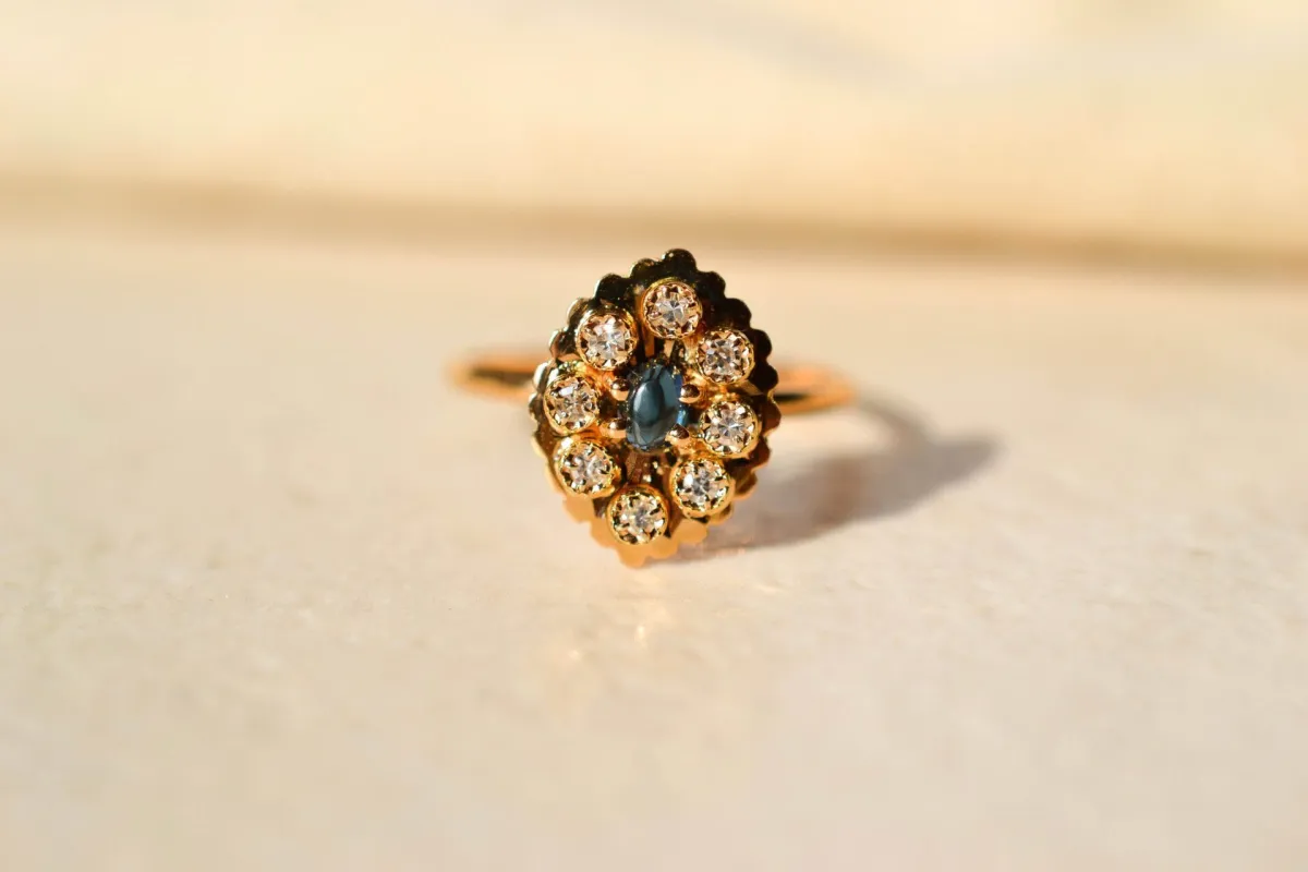 Bague Marguerite en or jaune 18 carats, saphir et diamants made by 58 Facettes