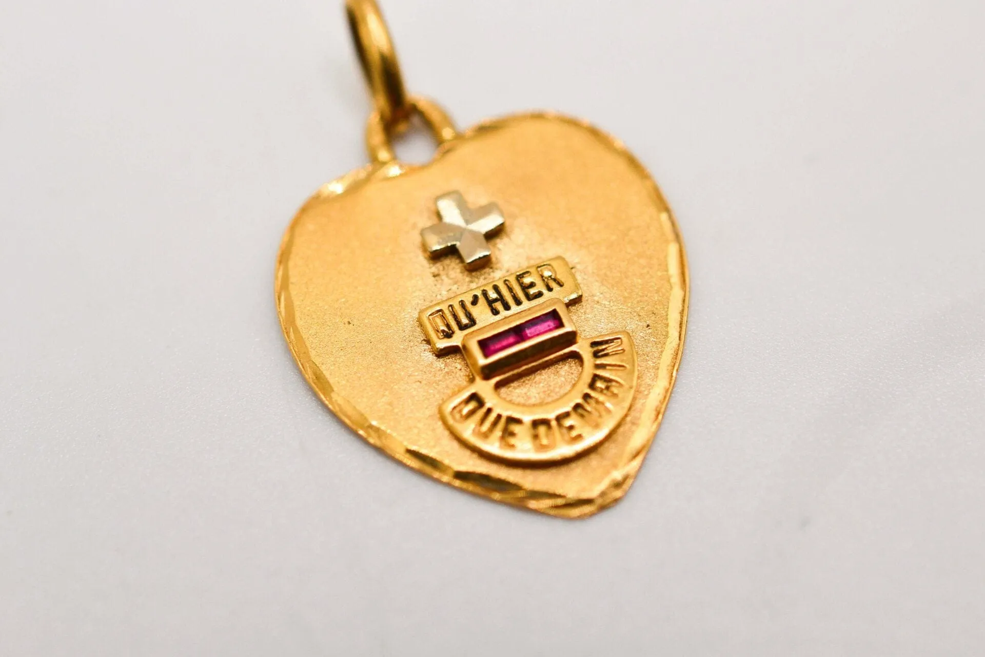 AUGIS - Médaille cœur en or jaune 18 carats et rubis sold by 58 Facettes product image thumbnail 3