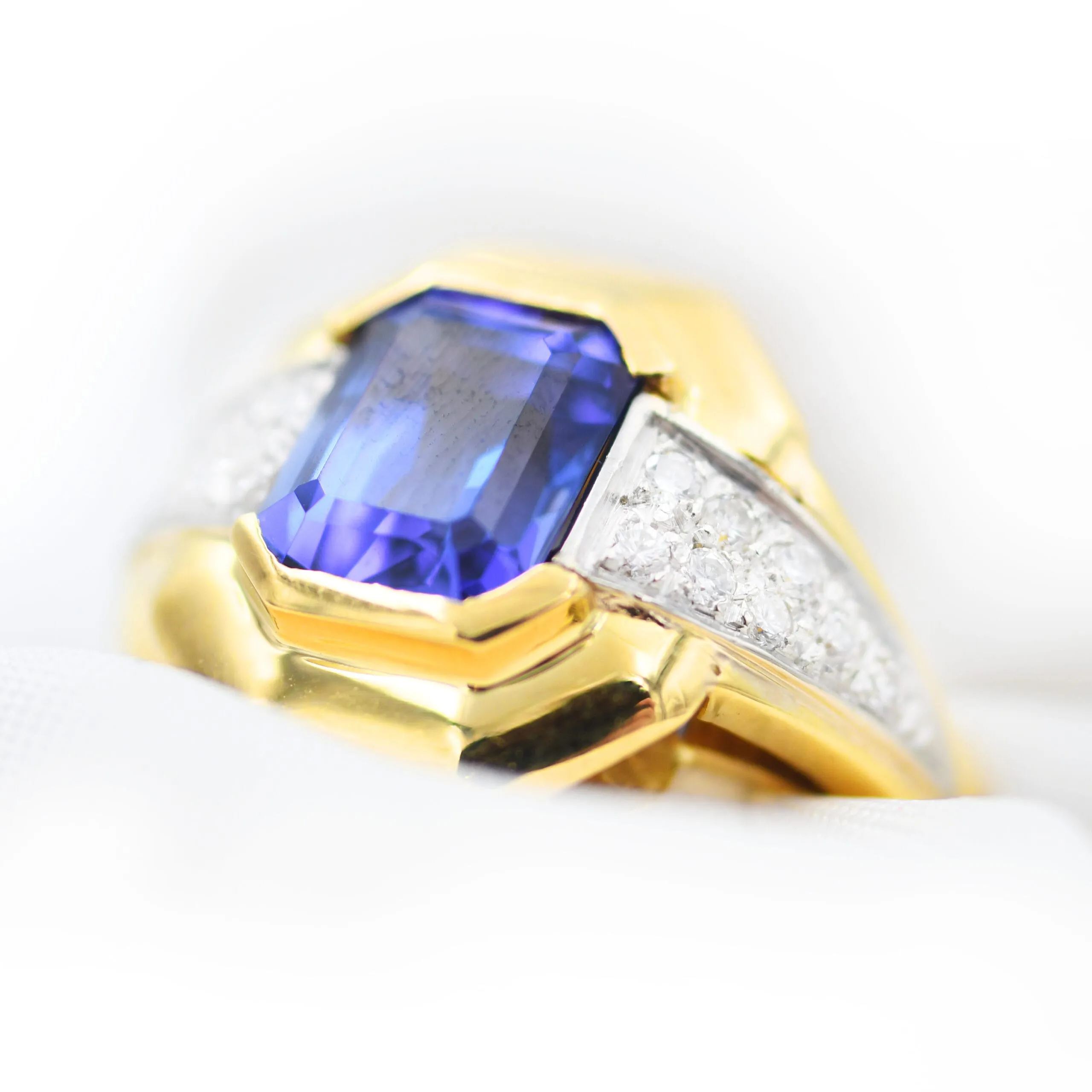 Bague en or jaune avec tanzanite 2,77 ct et diamants sold by 58 Facettes product image thumbnail 2