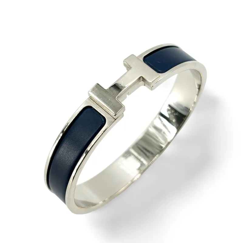 Hermès Clic H - Bracelet en métal argenté et émail bleu marine made by 58 Facettes