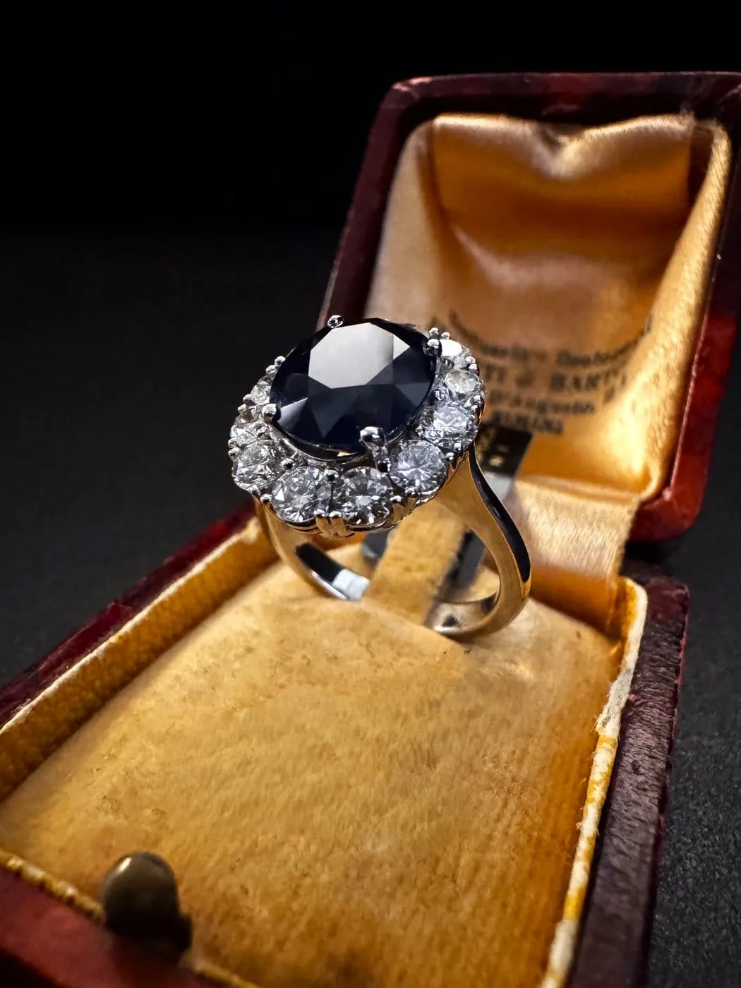 Bague en or blanc 18K avec saphir ovale et diamants sold by 58 Facettes product image thumbnail 2