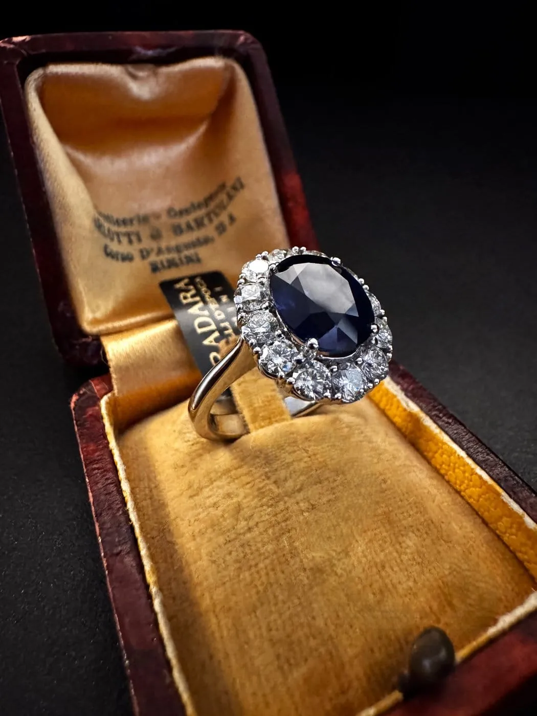 Bague en or blanc 18K avec saphir ovale et diamants sold by 58 Facettes product image thumbnail 3