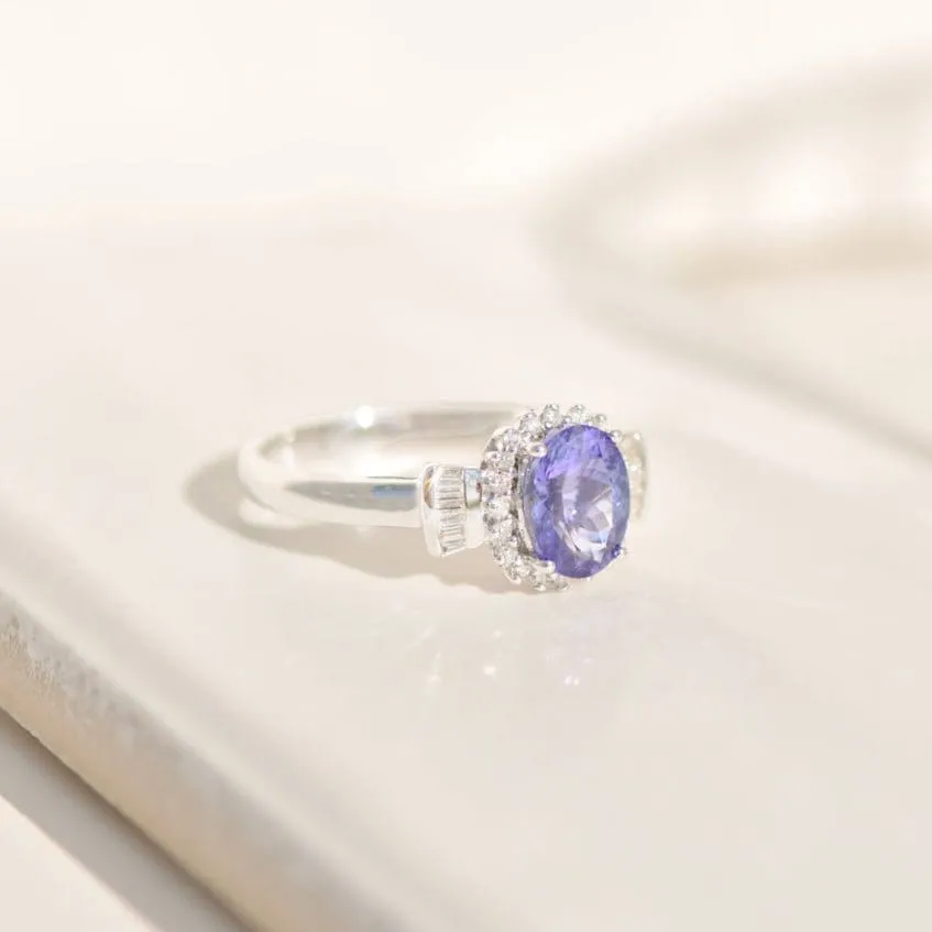 Bague entourage en or blanc 18K avec tanzanite et diamants sold by 58 Facettes product image thumbnail 4