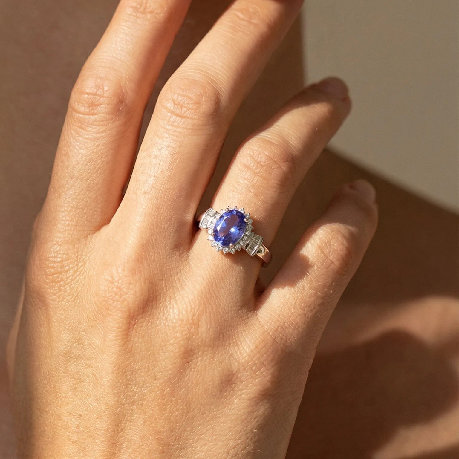 Bague entourage en or blanc 18K avec tanzanite et diamants sold by 58 Facettes product image thumbnail 2