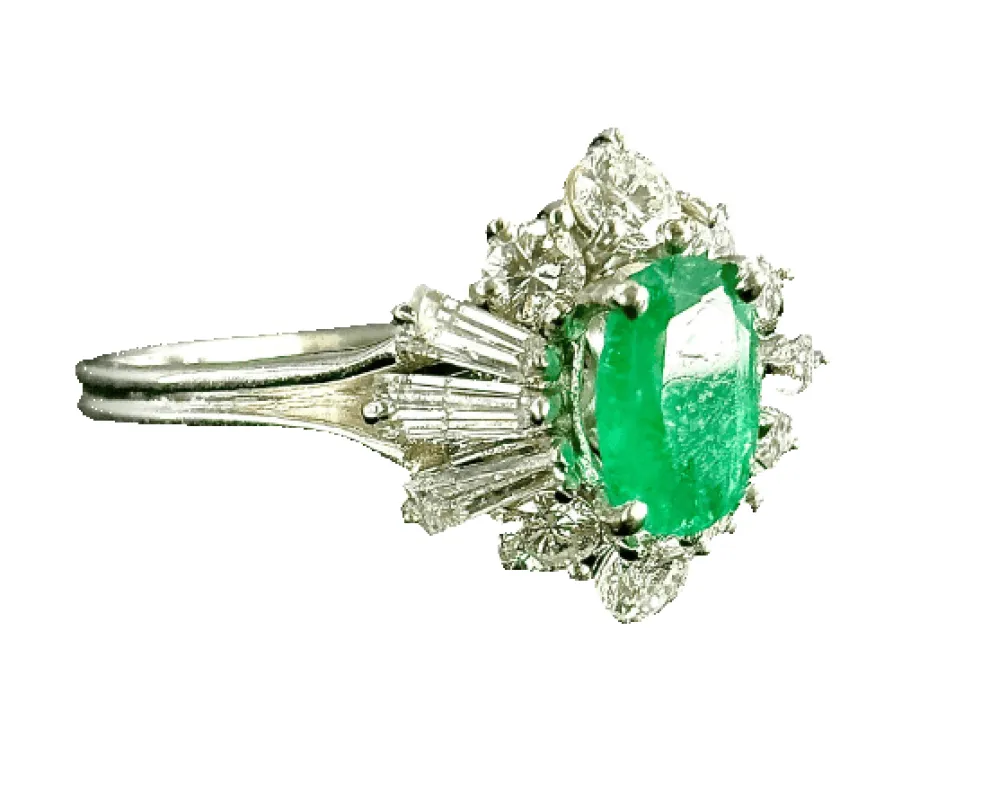 Bague en or blanc avec émeraude ovale et diamants made by 58 Facettes