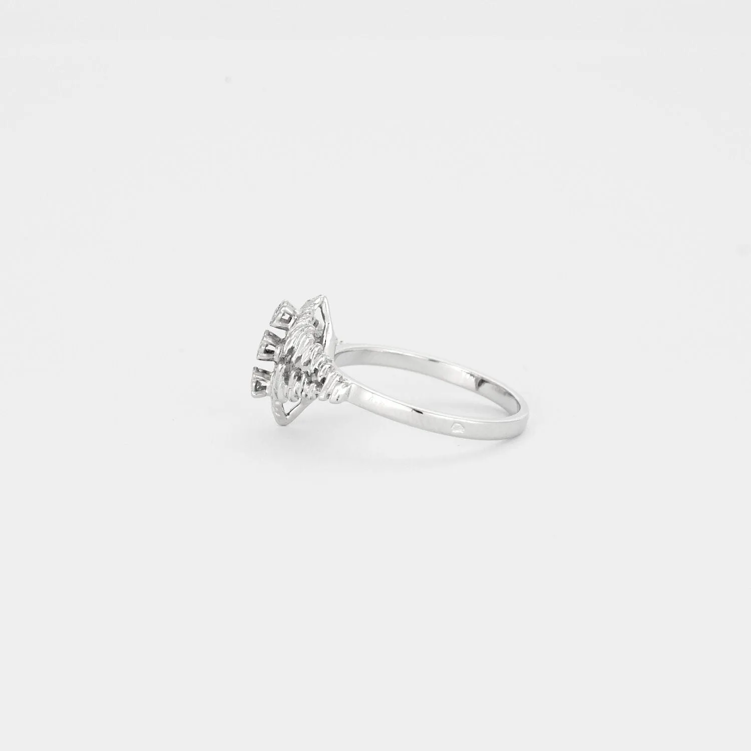 Bague ancienne en or blanc 18K sertie de 3 diamants sold by 58 Facettes product image thumbnail 4