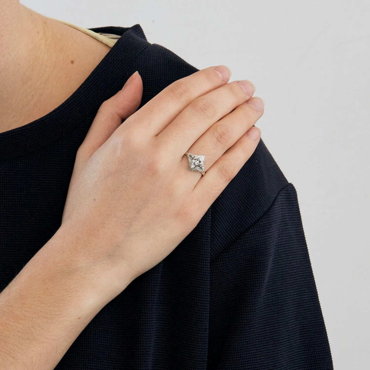 Bague ancienne en or blanc 18K sertie de 3 diamants sold by 58 Facettes product image thumbnail 2