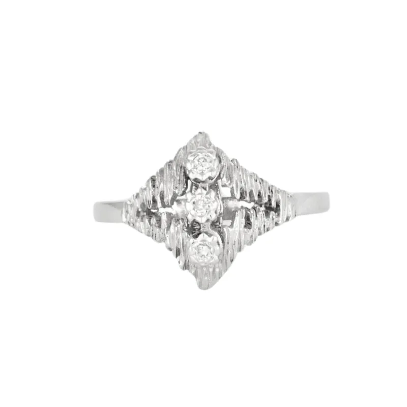 Bague ancienne or blanc 3 diamants sold by 58 Facettes