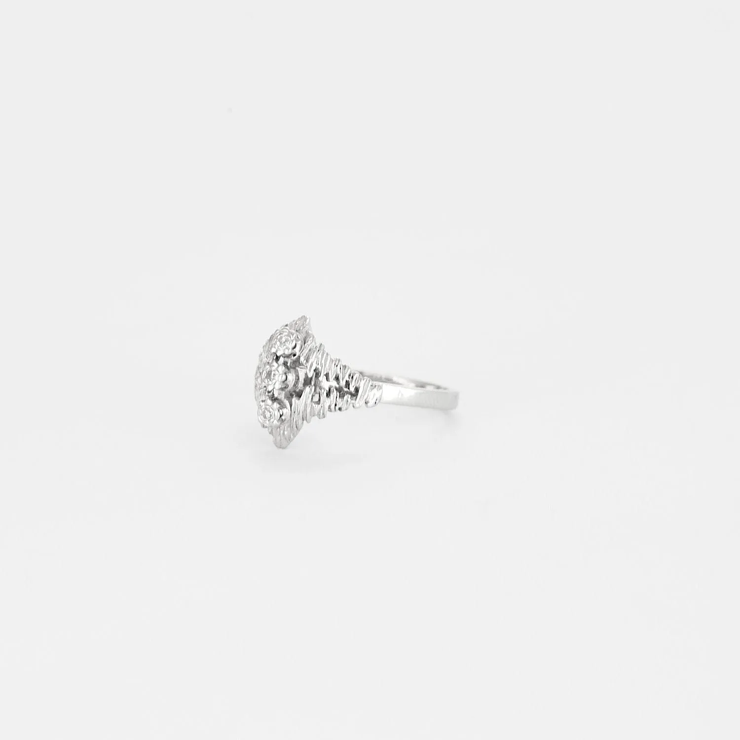 Bague ancienne en or blanc 18K sertie de 3 diamants sold by 58 Facettes product image thumbnail 3