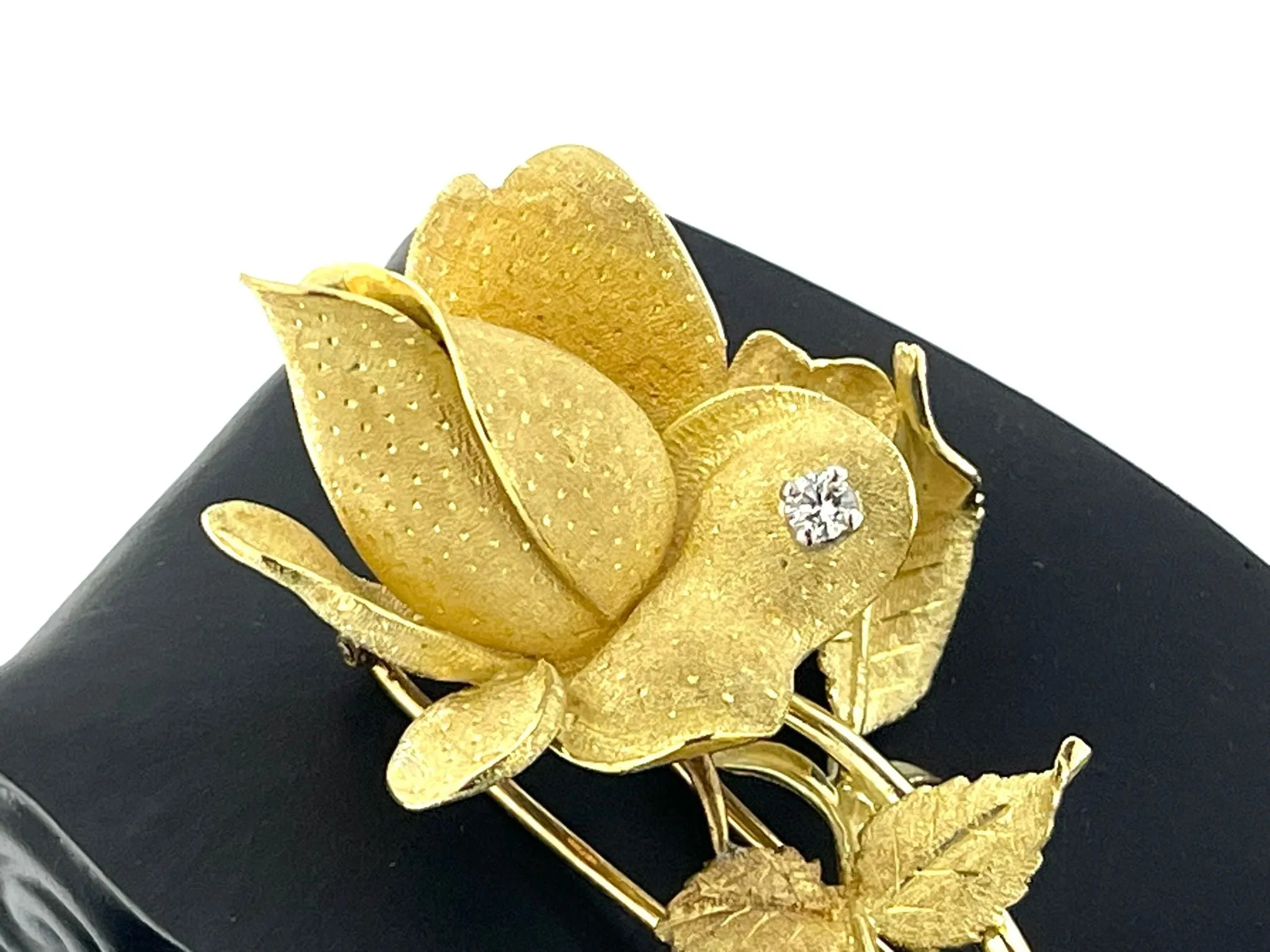 Broche en forme de rose en or jaune et blanc avec diamants sold by 58 Facettes product image thumbnail 2