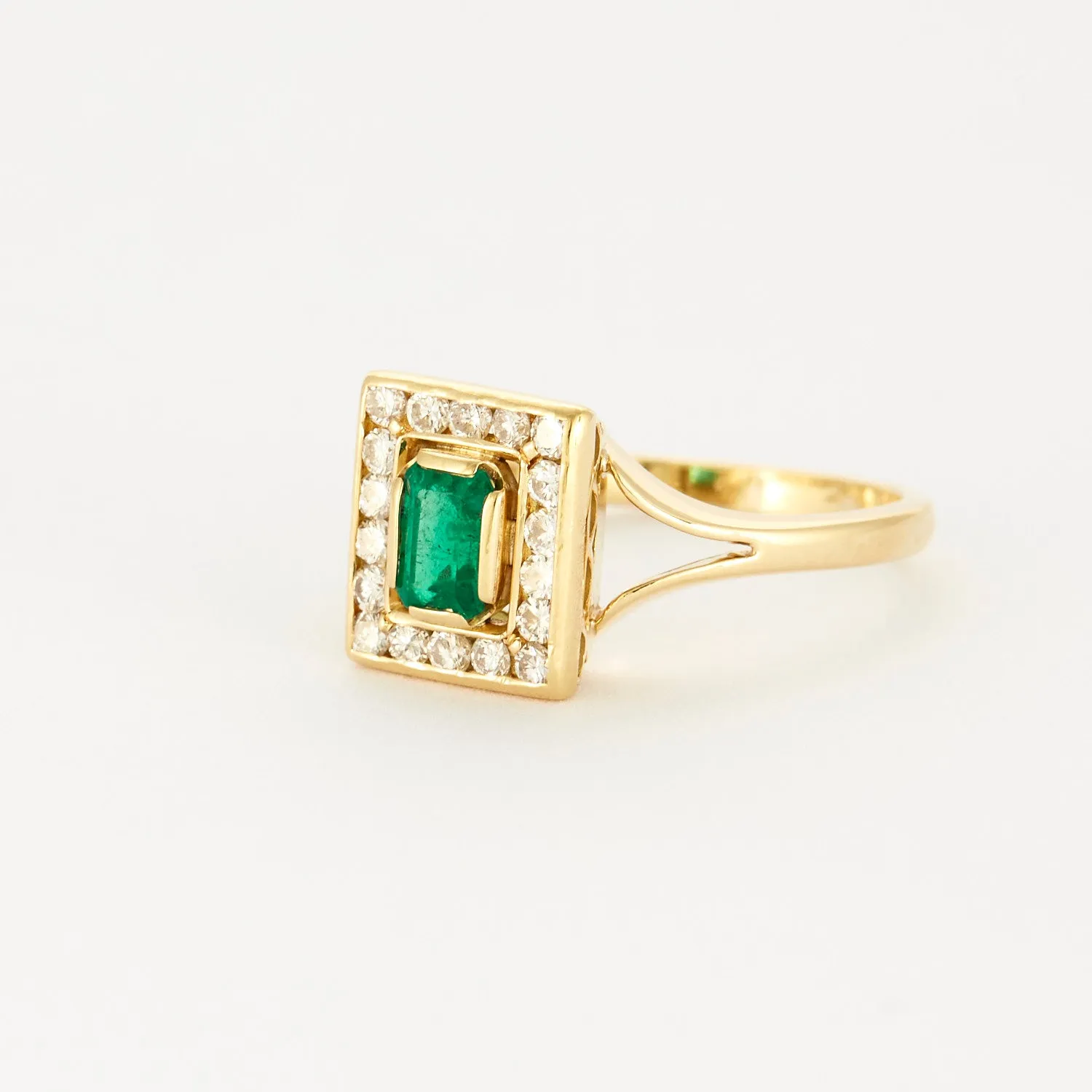 Bague en or jaune, émeraude et diamants sold by 58 Facettes product image thumbnail 3