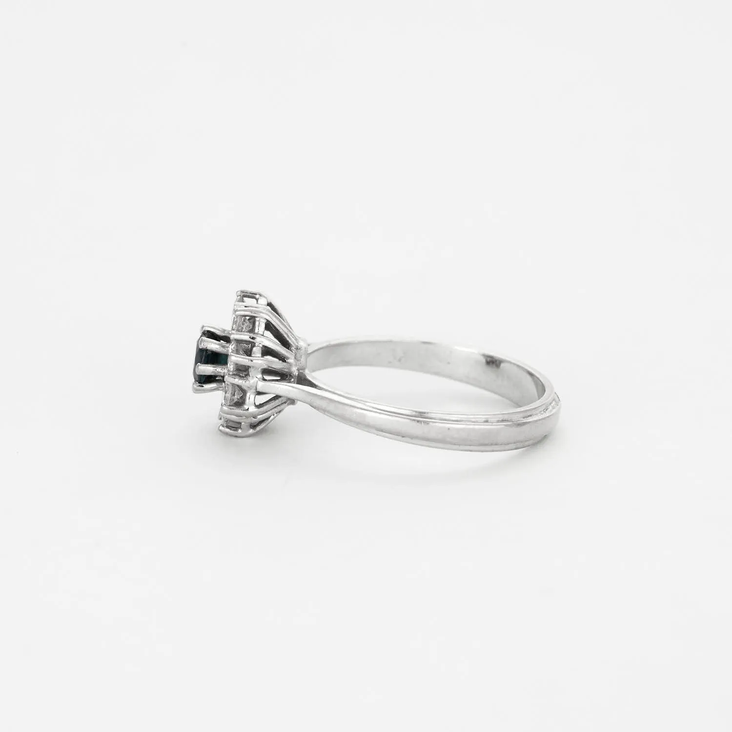 Bague marguerite or gris saphirs et diamants sold by 58 Facettes product image thumbnail 4