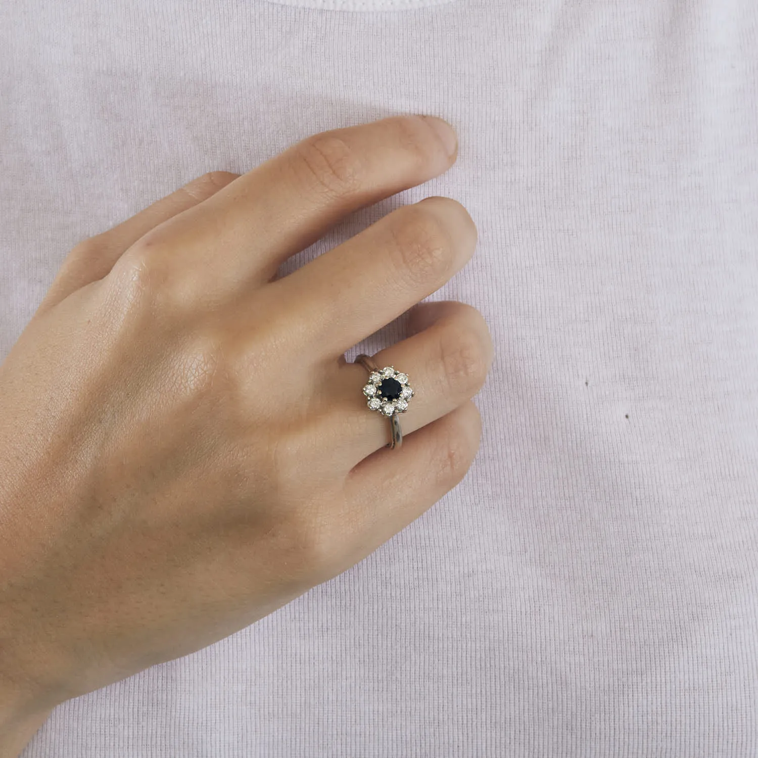 Bague marguerite or gris saphirs et diamants sold by 58 Facettes product image thumbnail 2