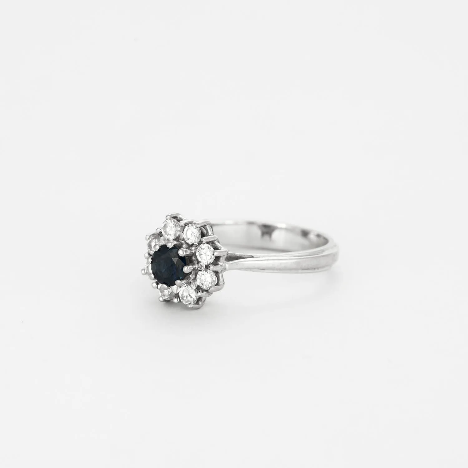 Bague marguerite or gris saphirs et diamants sold by 58 Facettes product image thumbnail 3