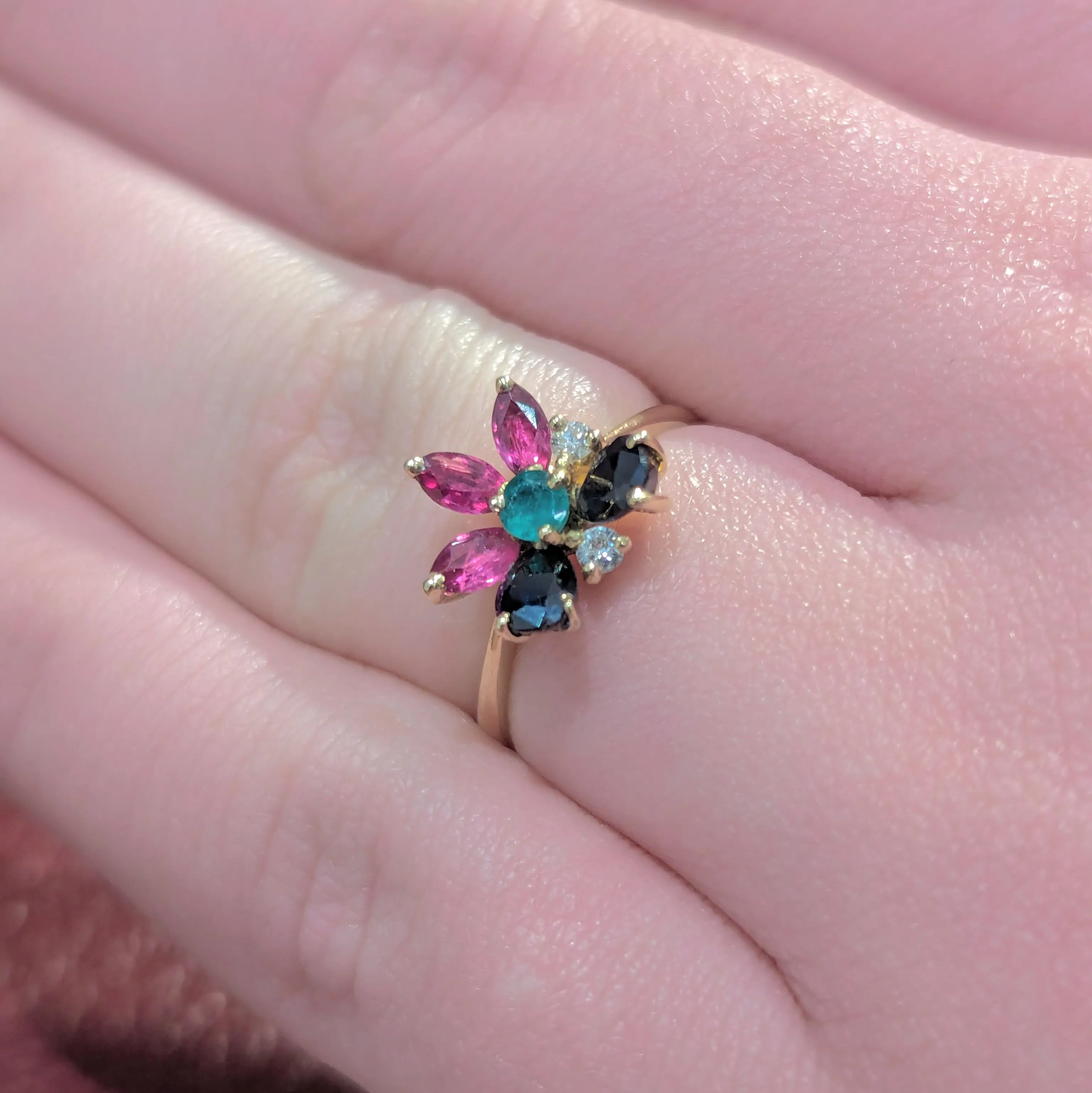 Bague florale en or jaune 18 carats avec rubis, saphirs et émeraude sold by 58 Facettes product image thumbnail 3