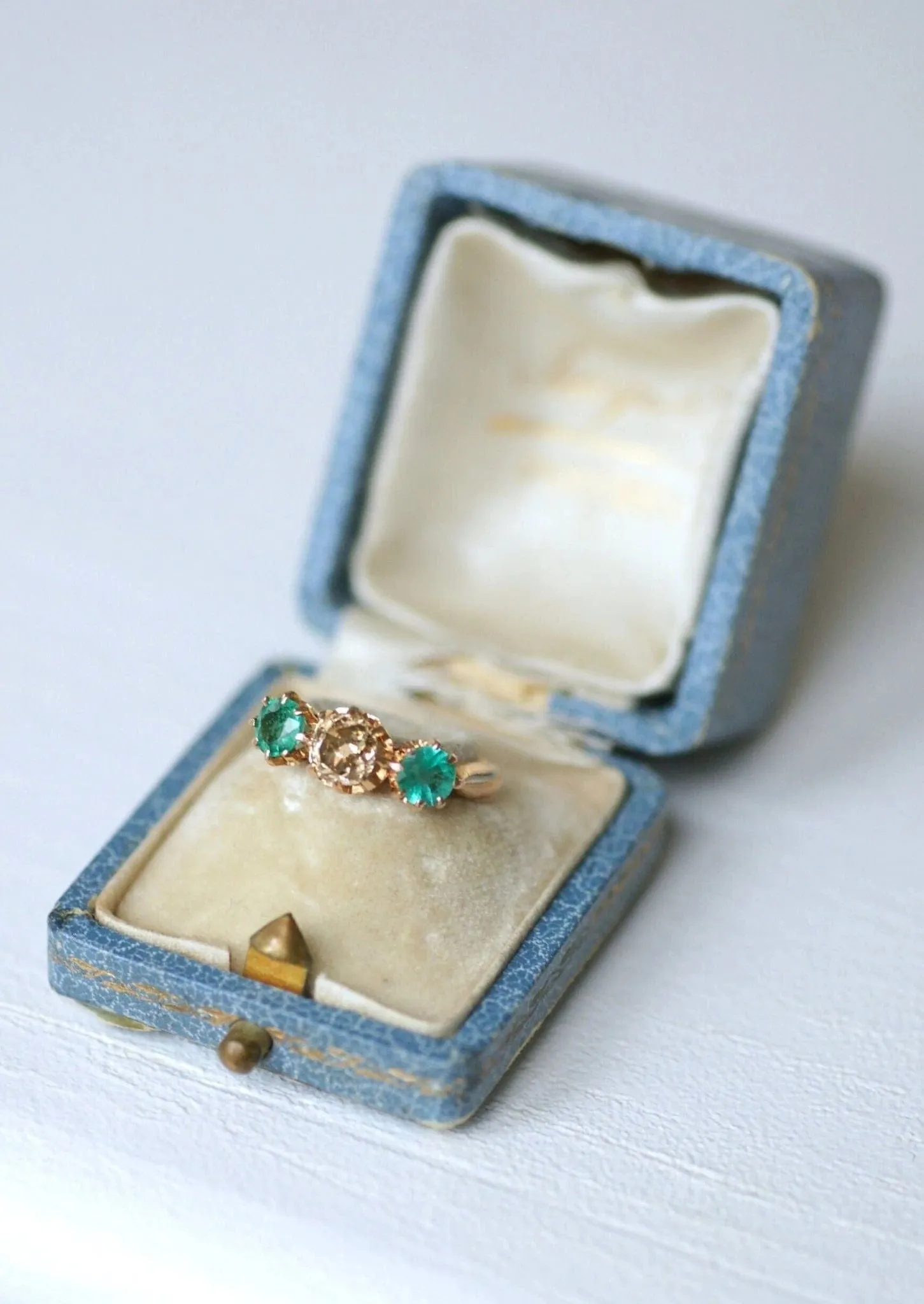 Bague jarretière or rose, émeraudes, et diamants sold by 58 Facettes product image thumbnail 3