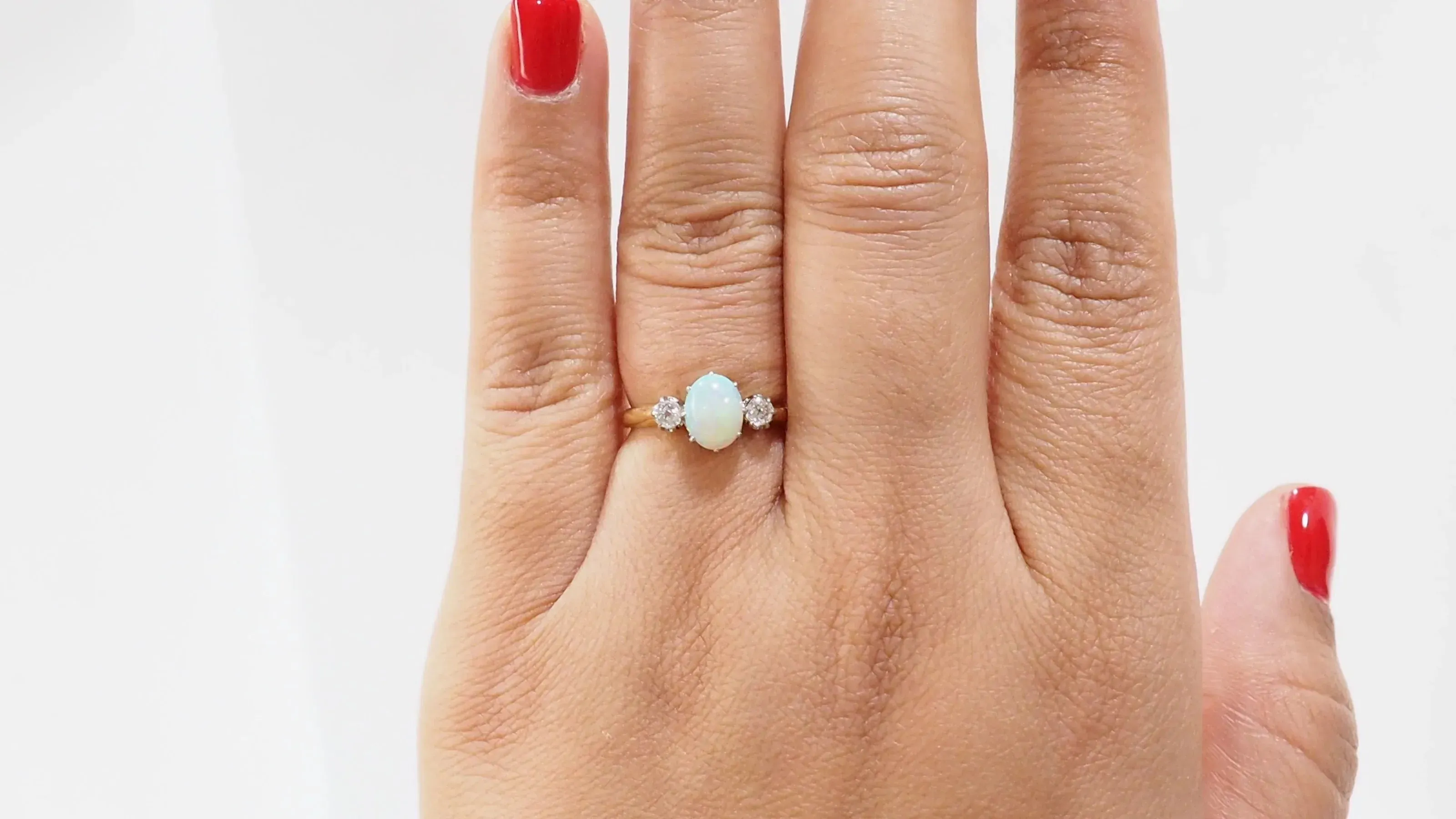 Bague en or jaune, opale ovale et diamants sold by 58 Facettes product image thumbnail 3