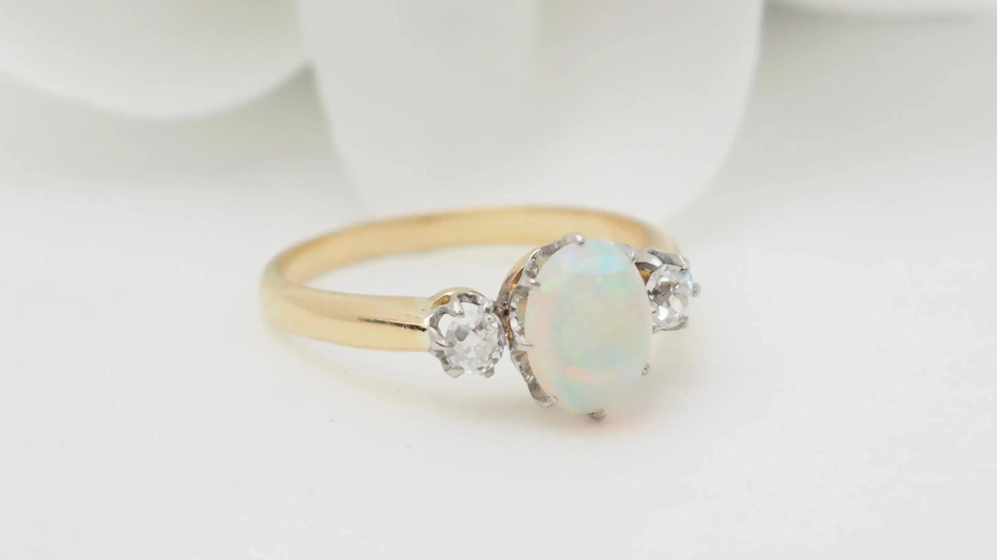 Bague en or jaune, opale ovale et diamants sold by 58 Facettes product image thumbnail 4