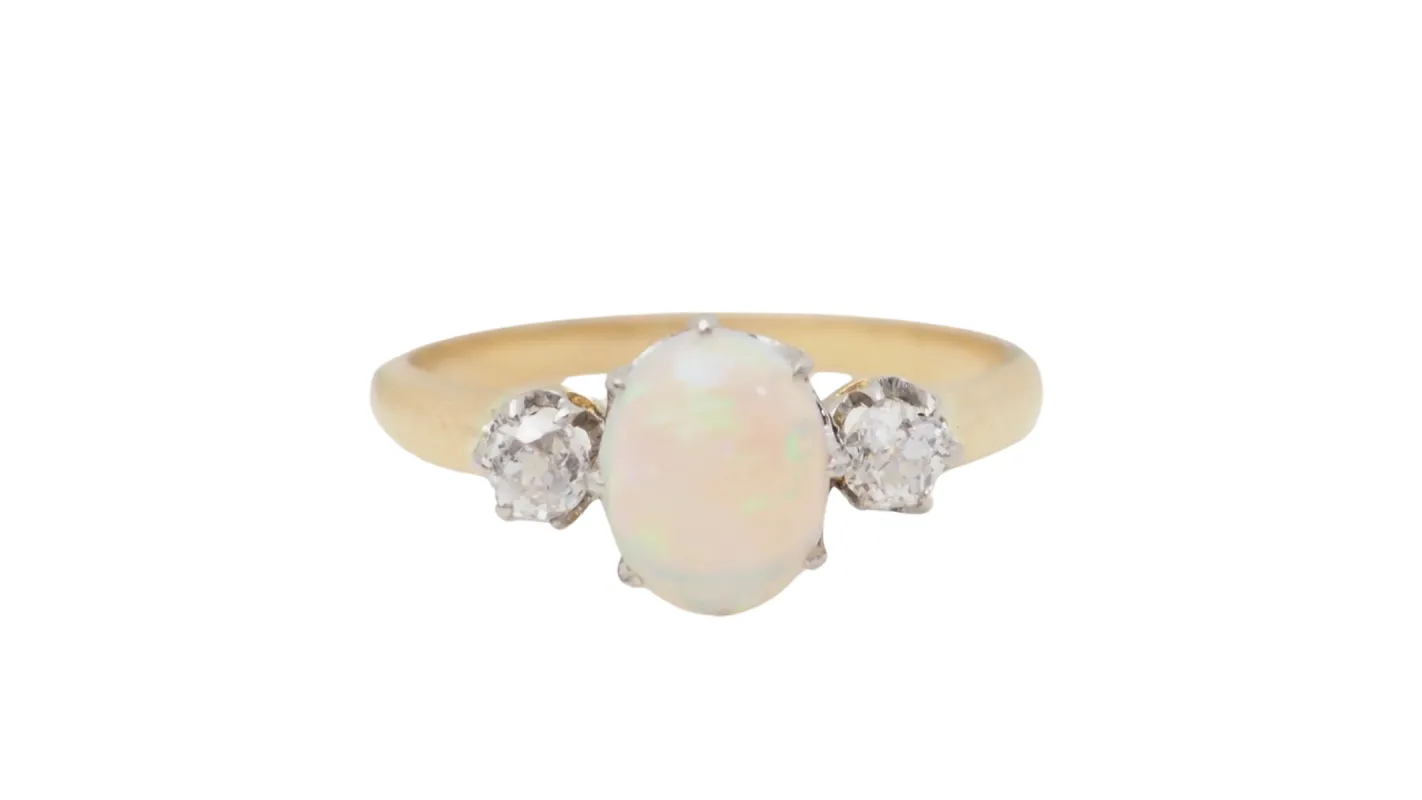 Bague en or jaune, opale ovale et diamants sold by 58 Facettes