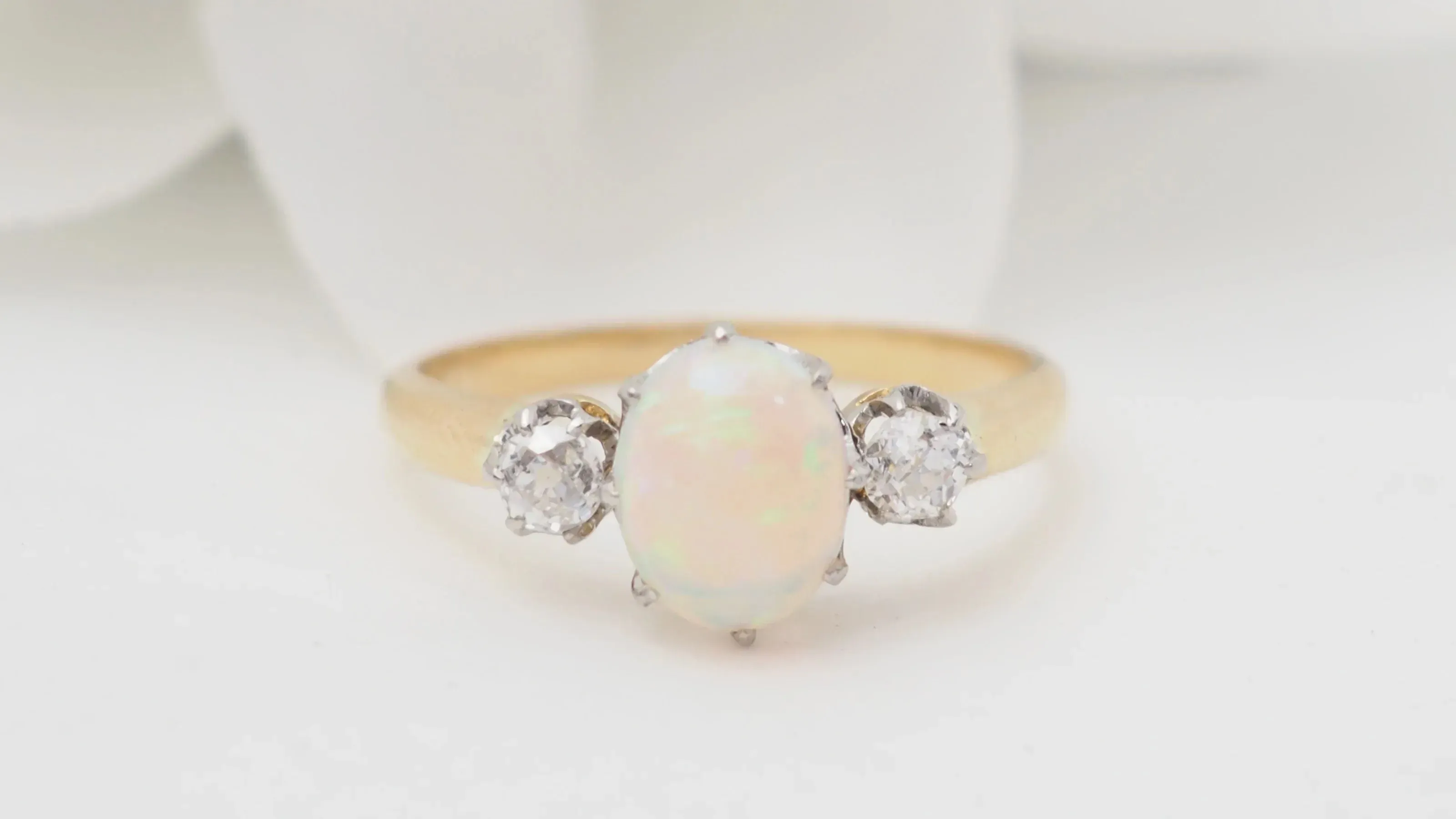 Bague en or jaune, opale ovale et diamants sold by 58 Facettes product image thumbnail 2