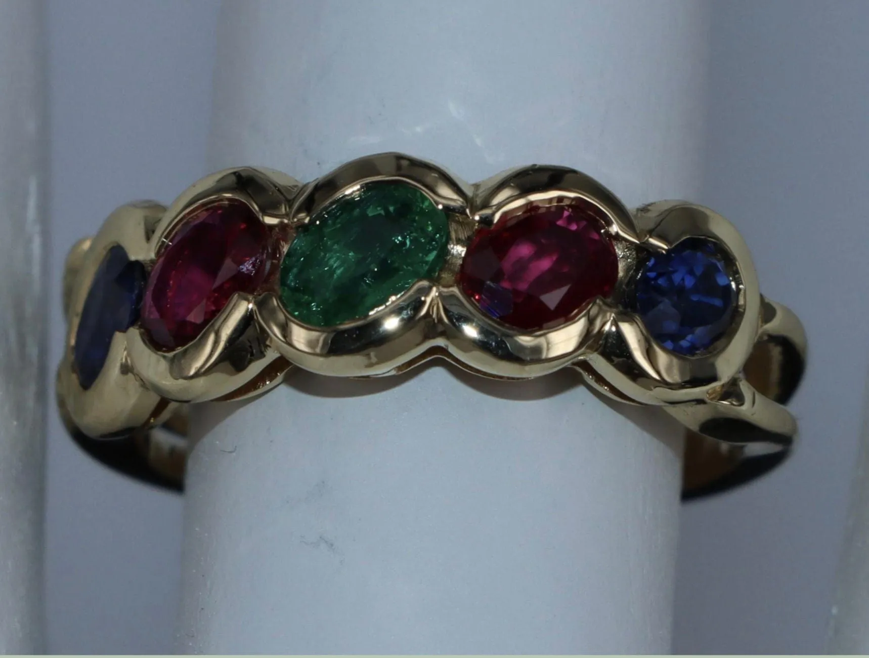 Bague baroque en or jaune mélange émeraude, rubis, saphir sold by 58 Facettes