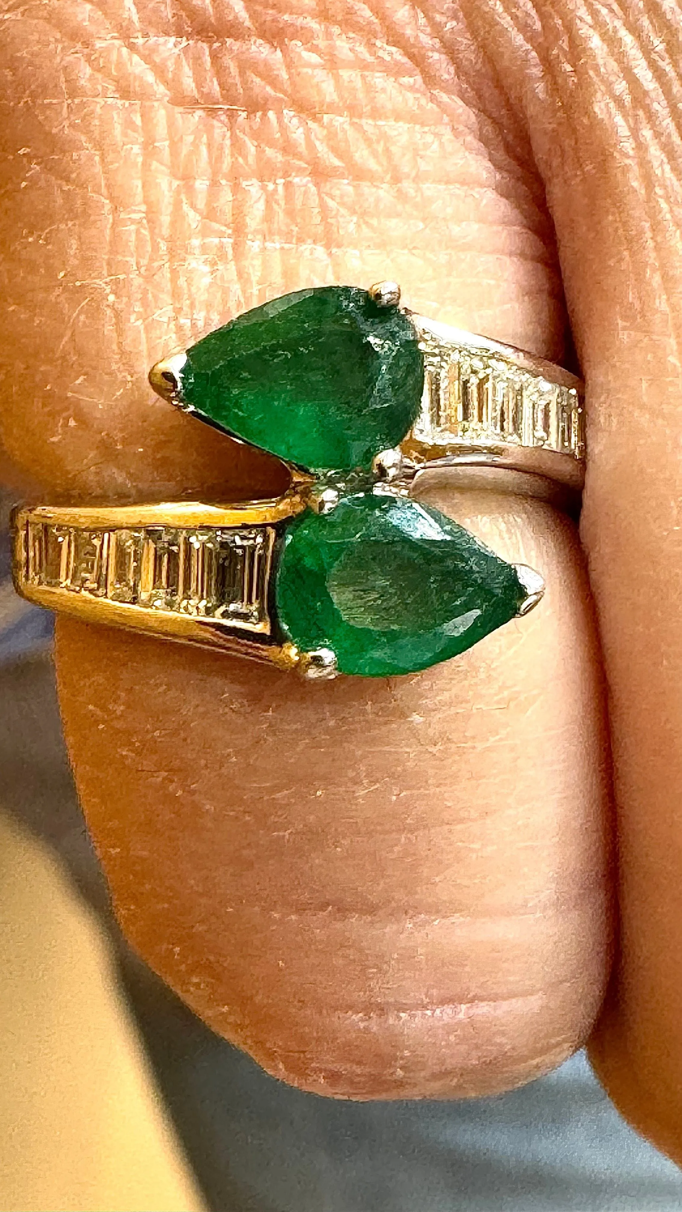 Bague or blanc émeraudes poires et diamants baguette sold by 58 Facettes product image thumbnail 4