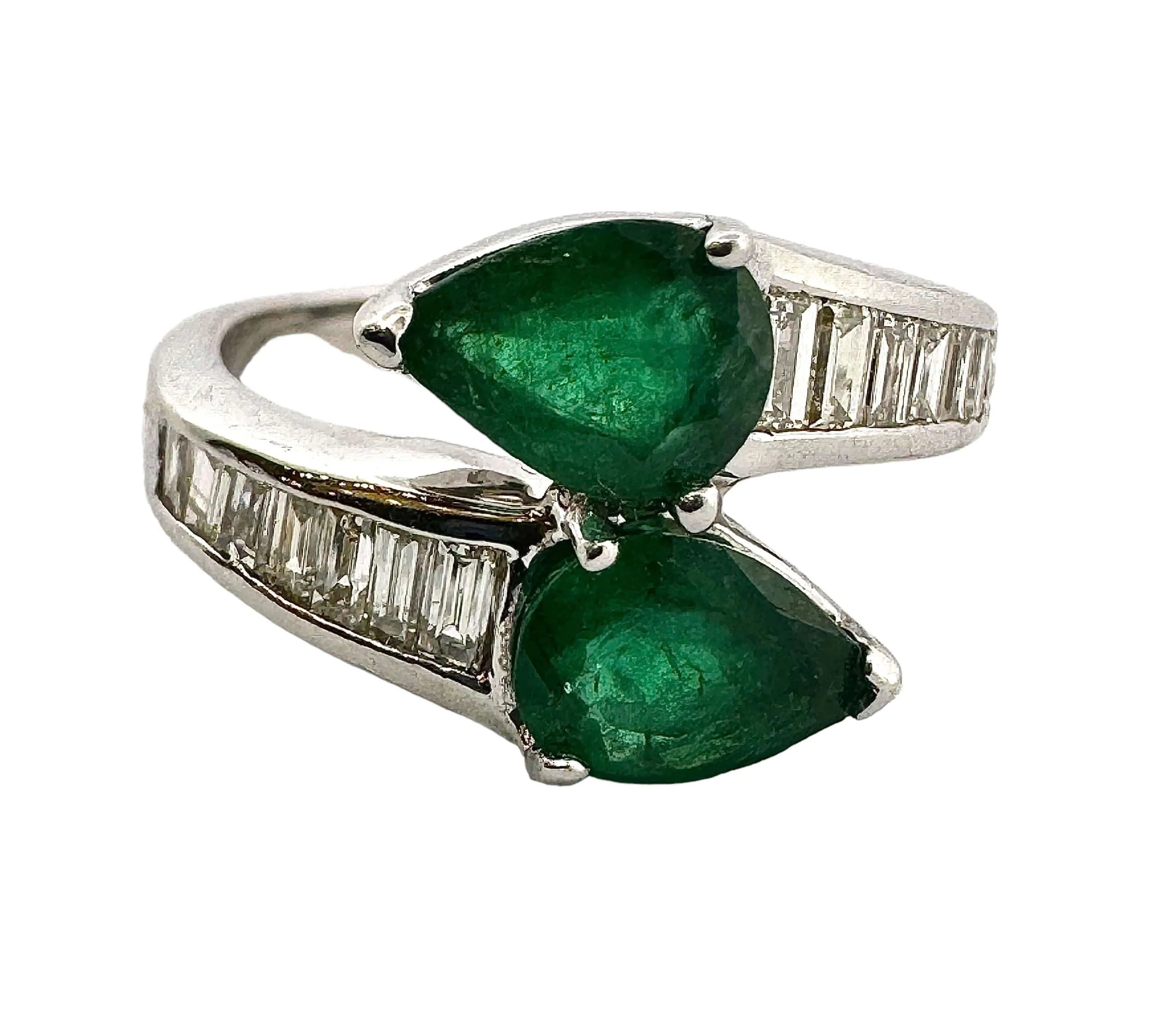 Bague or blanc émeraudes poires et diamants baguette sold by 58 Facettes