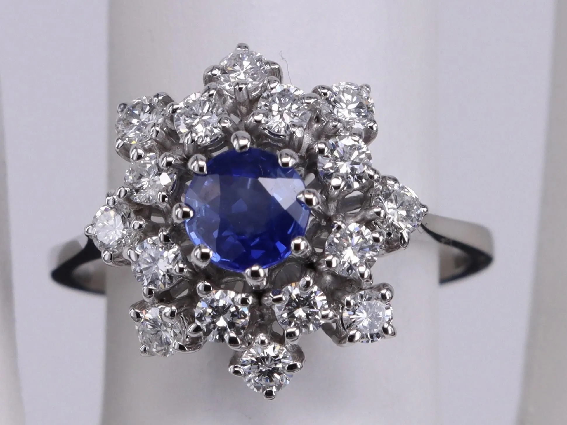 Bague ronde Saphir Bleu Royal et Diamants en or blanc sold by 58 Facettes