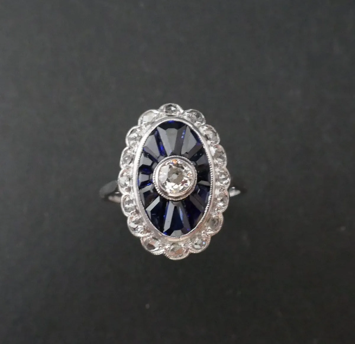 Bague Art déco en or blanc 18 carats avec diamants et saphirs sold by 58 Facettes product image thumbnail 2