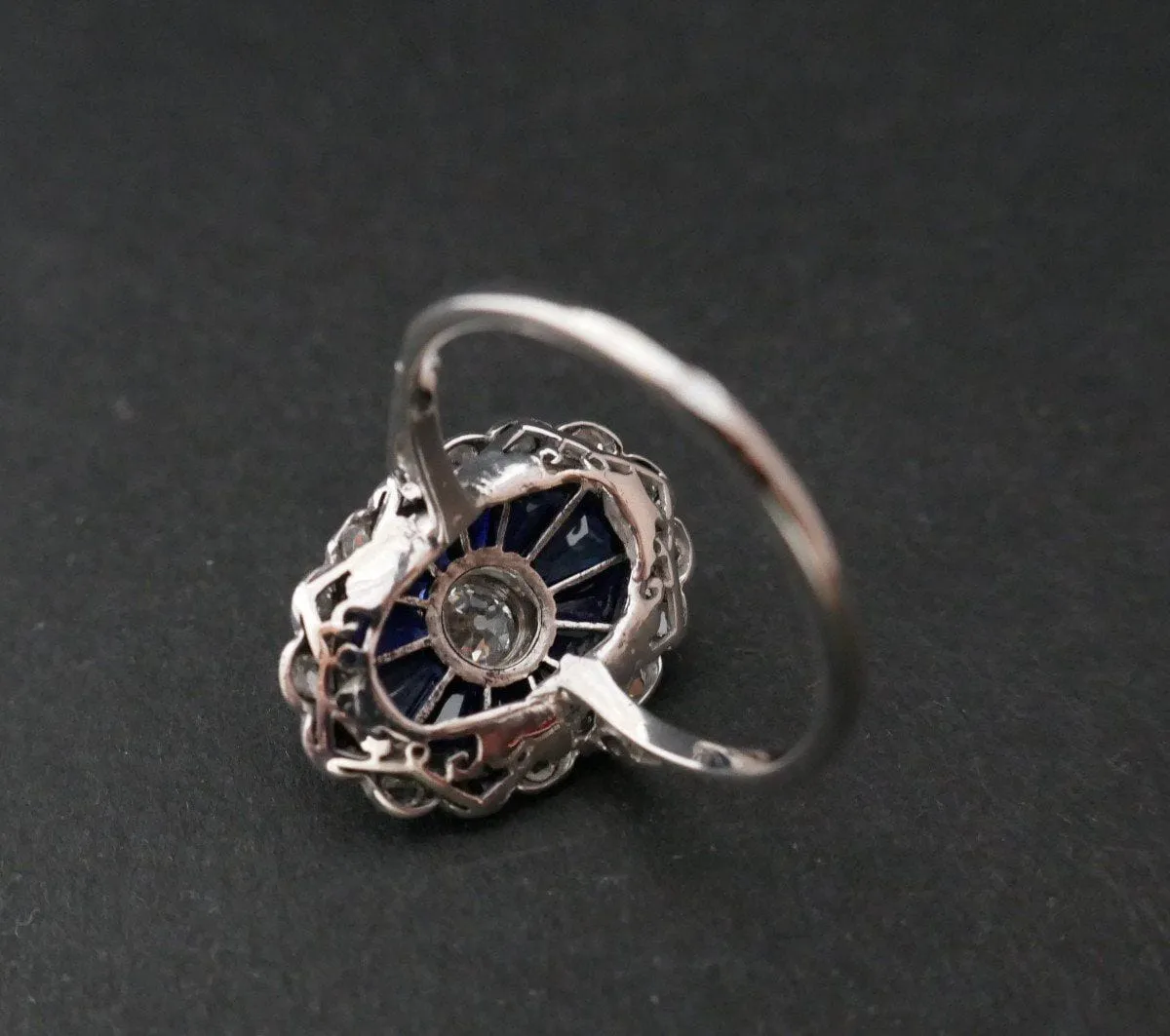 Bague Art déco en or blanc 18 carats avec diamants et saphirs sold by 58 Facettes product image thumbnail 4