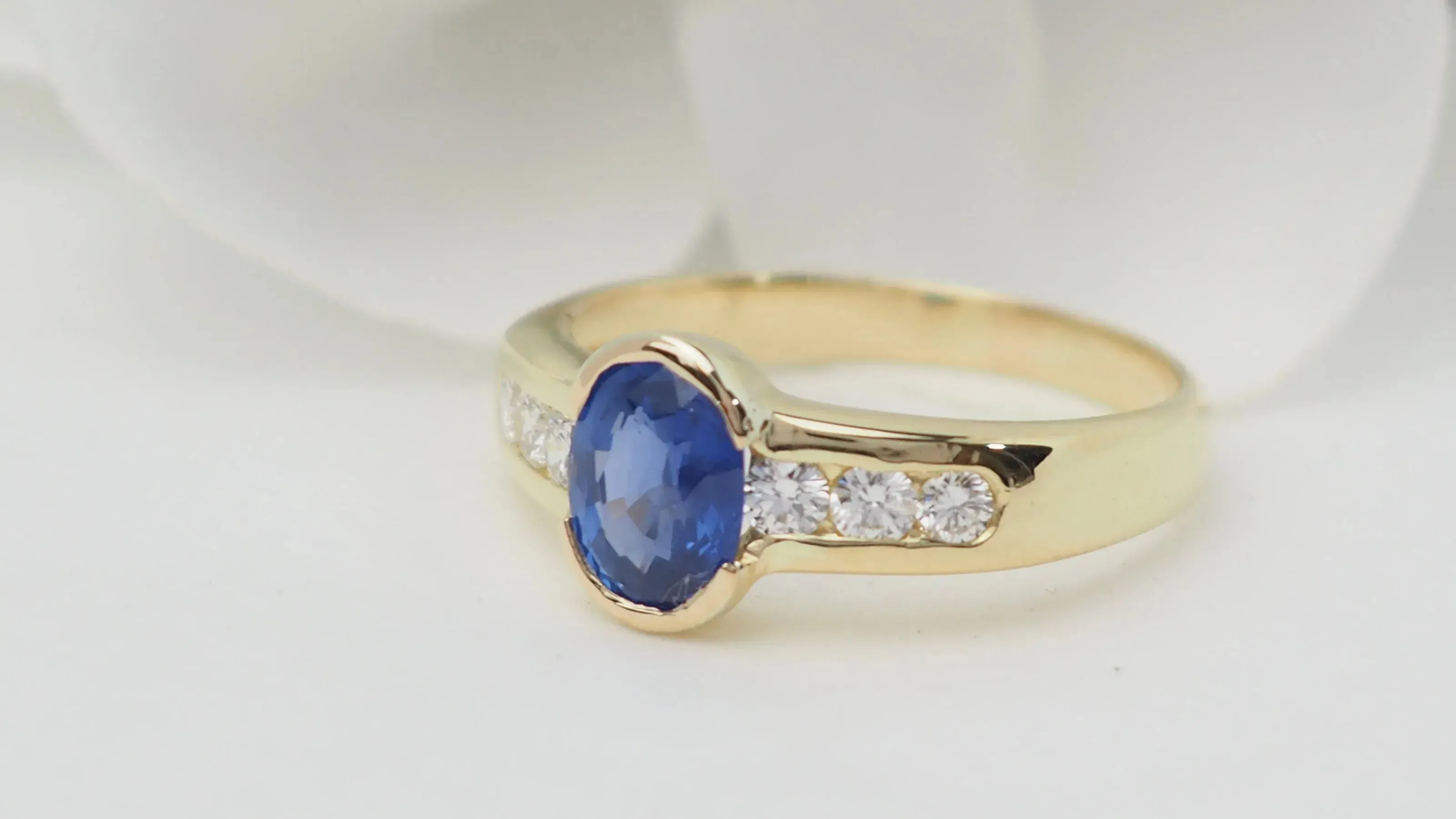 Bague en or jaune, saphir de Ceylan et diamants sold by 58 Facettes product image thumbnail 5