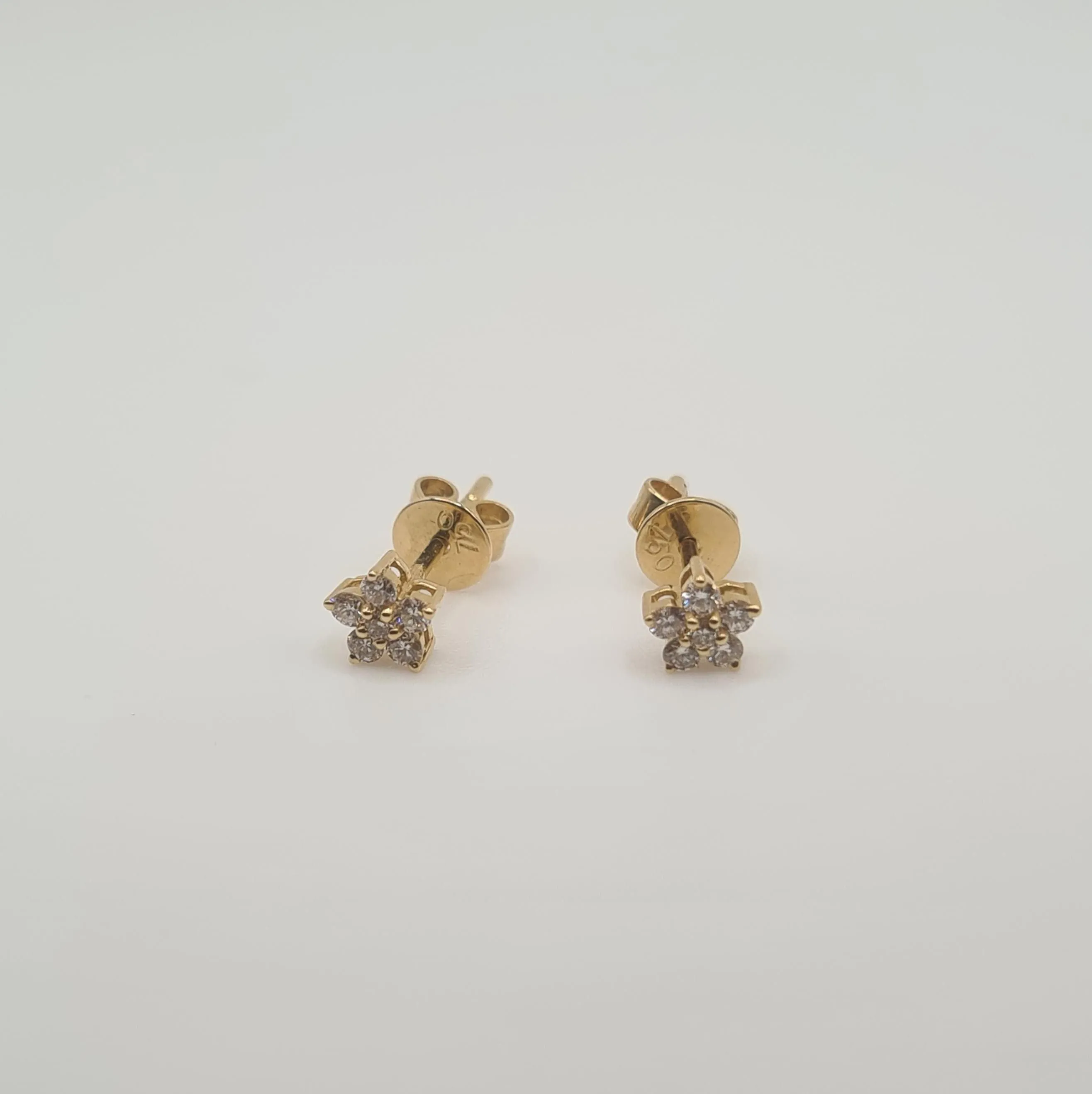 Boucles d’oreilles fleurs or jaune serties de diamants sold by 58 Facettes product image thumbnail 4